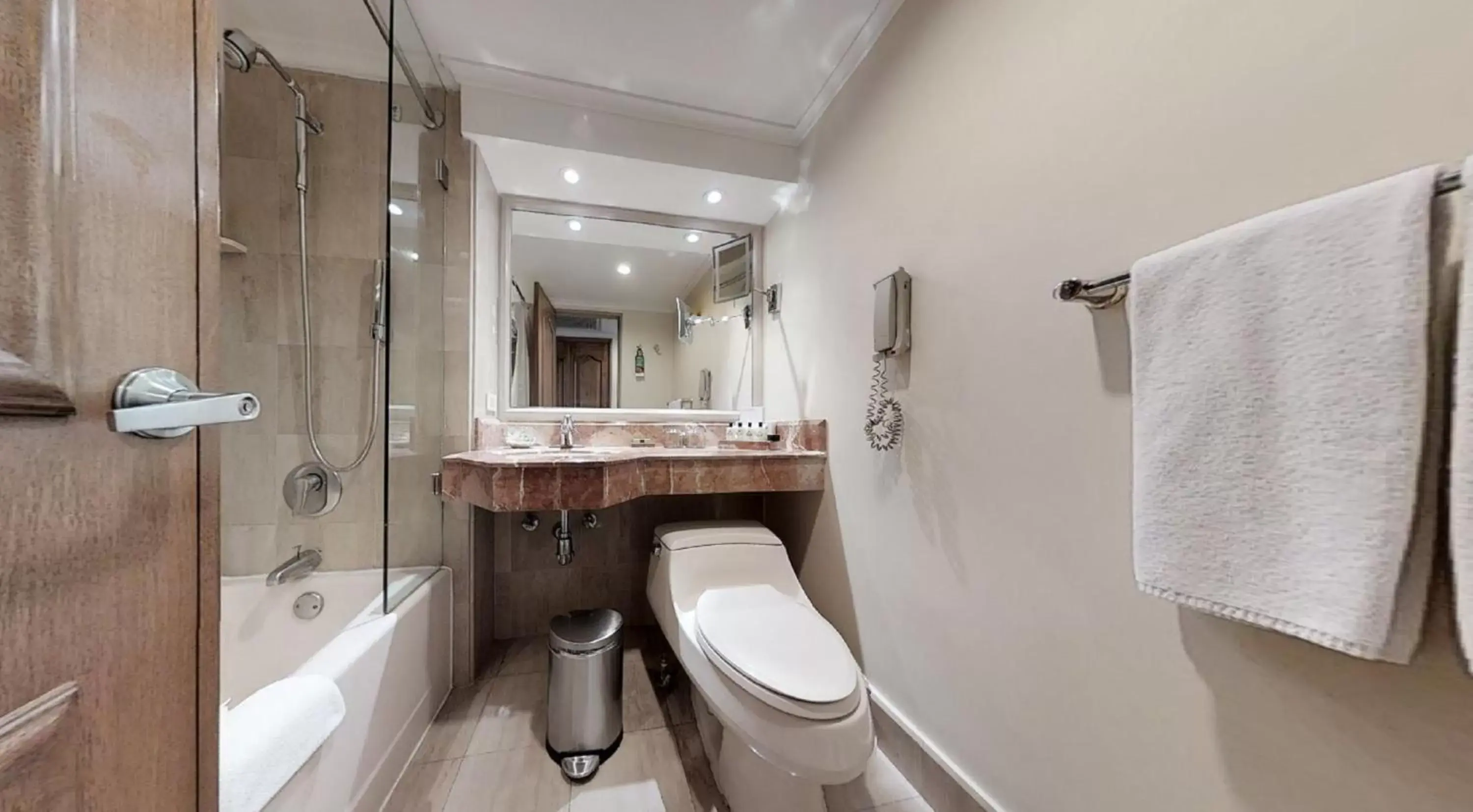 Classic Queen Room in Hotel Intercontinental Cali by IHG Classic Queen Room in Hotel Intercontinental Cali by IHG