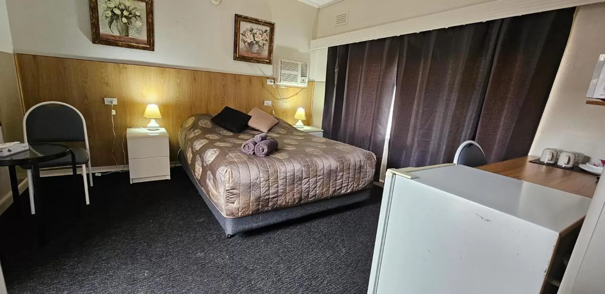 Queen Room in Blue Lake Motel Queen Room in Blue Lake Motel