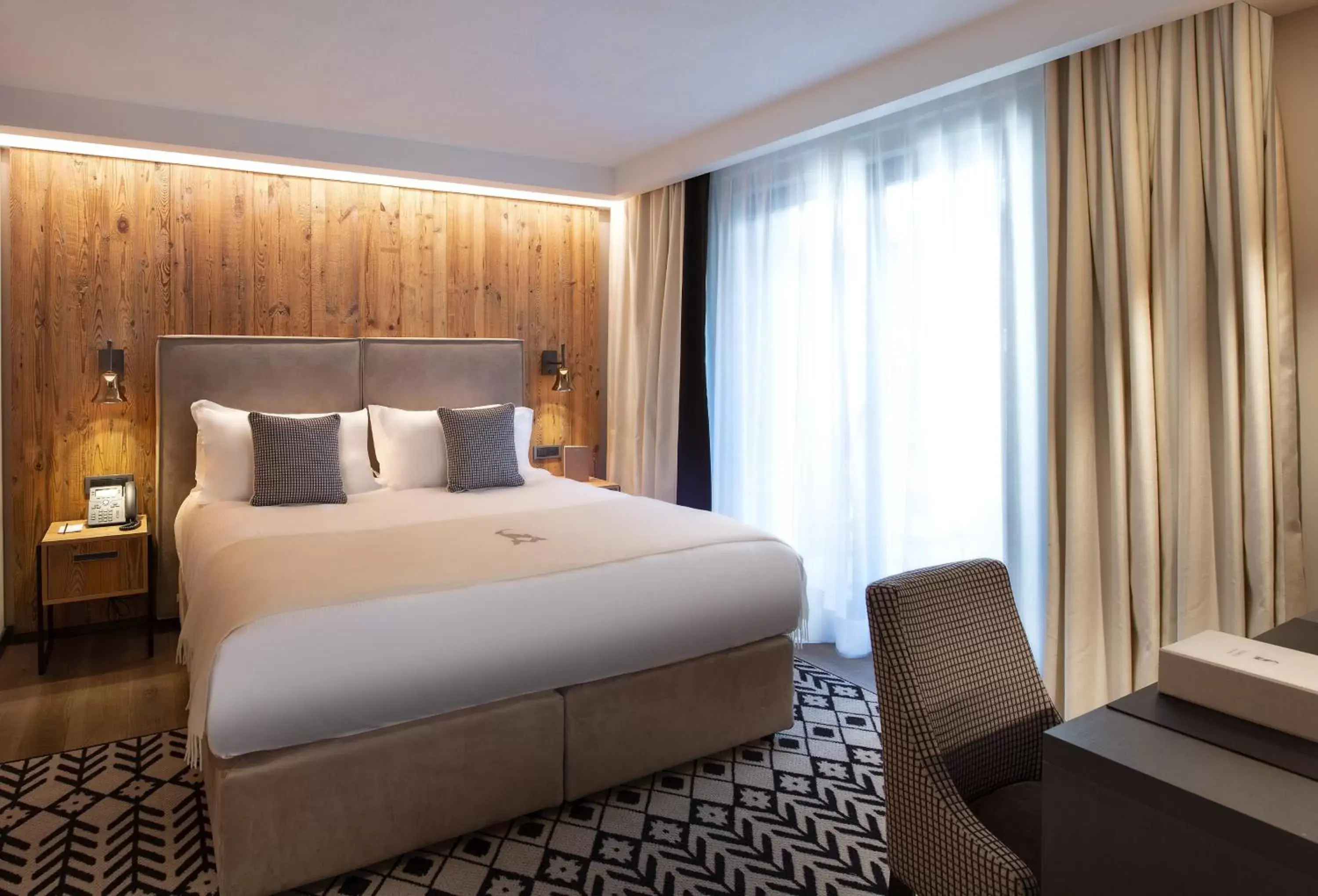 Deluxe Double Room in Le Massif Hotel & Lodge Courmayeur The Leading Hotels of the World Deluxe Double Room in Le Massif Hotel & Lodge Courmayeur The Leading Hotels of the World