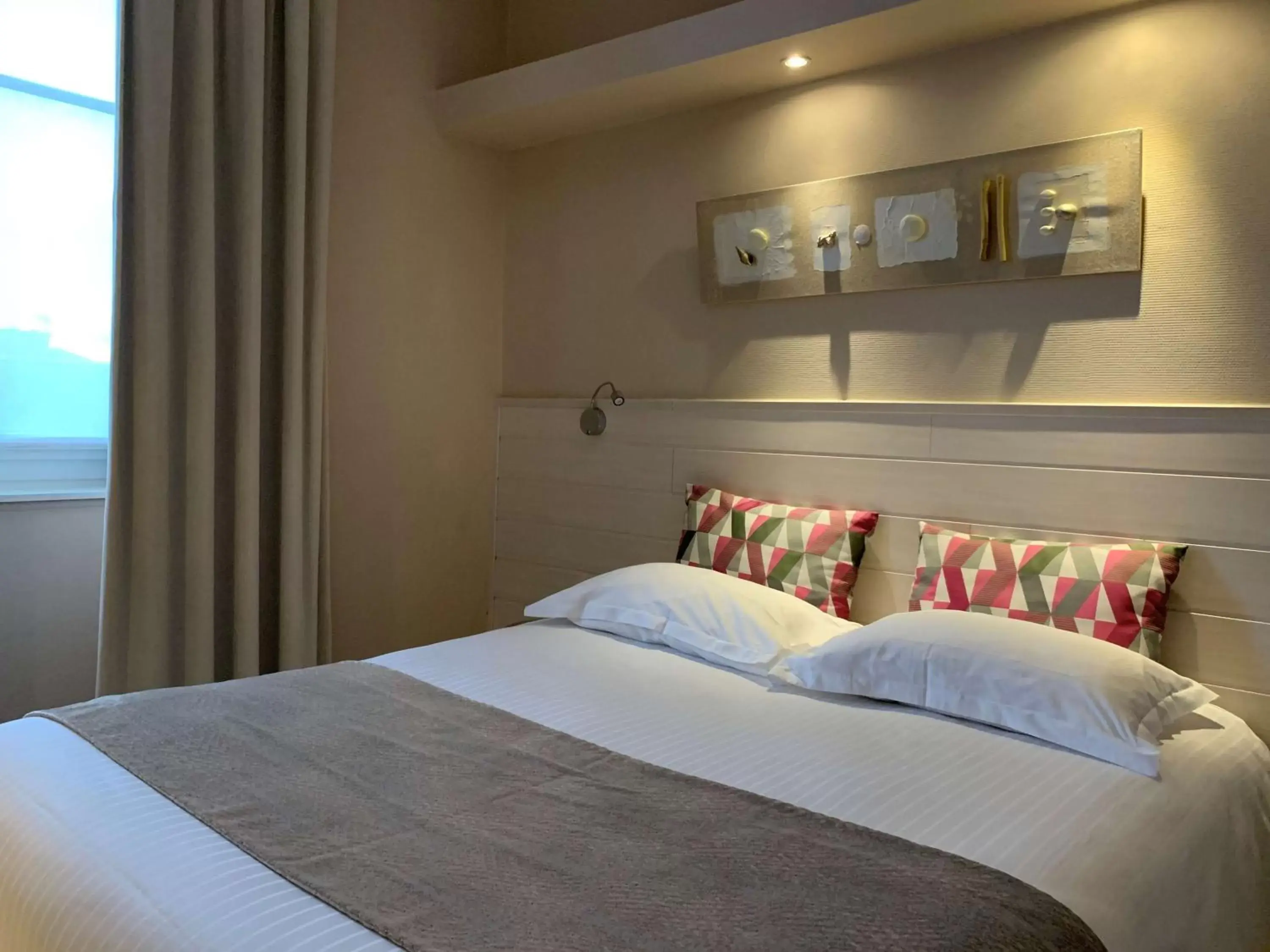 Deluxe King Room - Non-Smoking in Best Western Hôtel Des Voyageurs Deluxe King Room - Non-Smoking in Best Western Hôtel Des Voyageurs