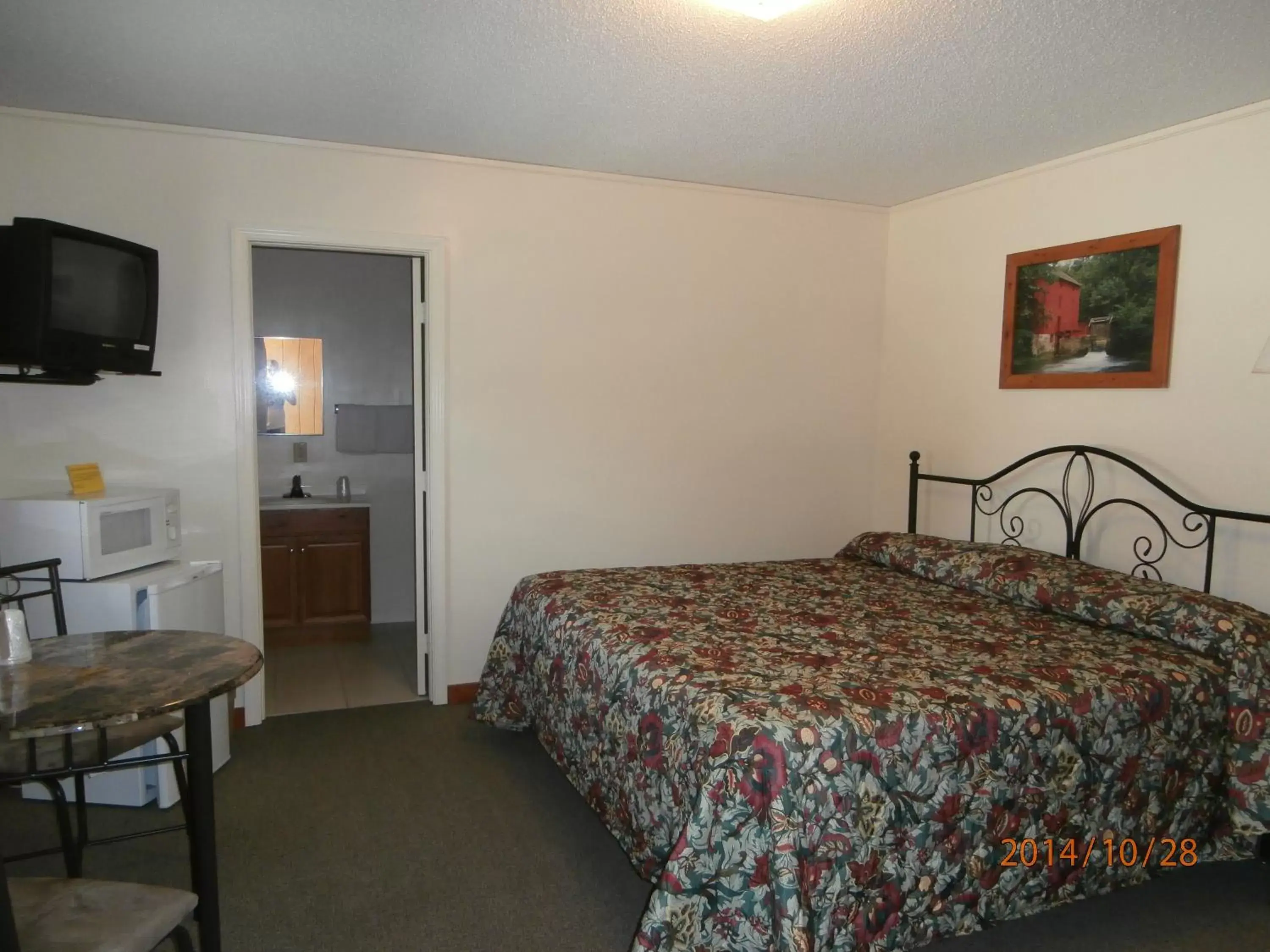 King Room NO River View in Riverbend Lodging King Room NO River View in Riverbend Lodging