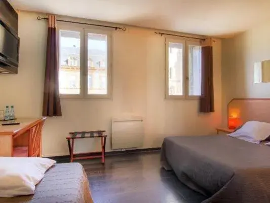 Standard Triple Room in Logis Hôtel Restaurant Le Drakkar Standard Triple Room in Logis Hôtel Restaurant Le Drakkar