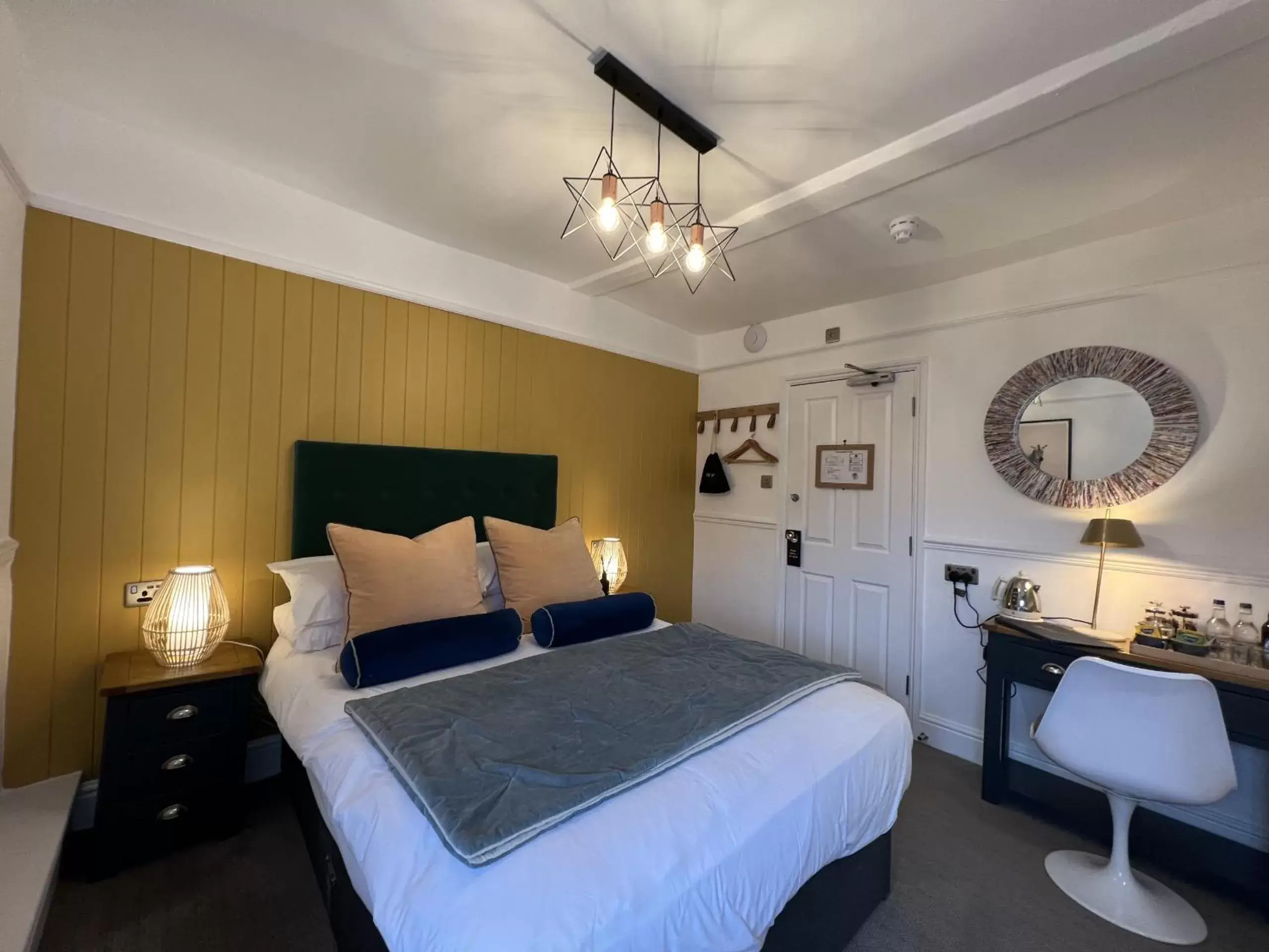 Deluxe Double Room in The Crown Inn at Benson Deluxe Double Room in The Crown Inn at Benson