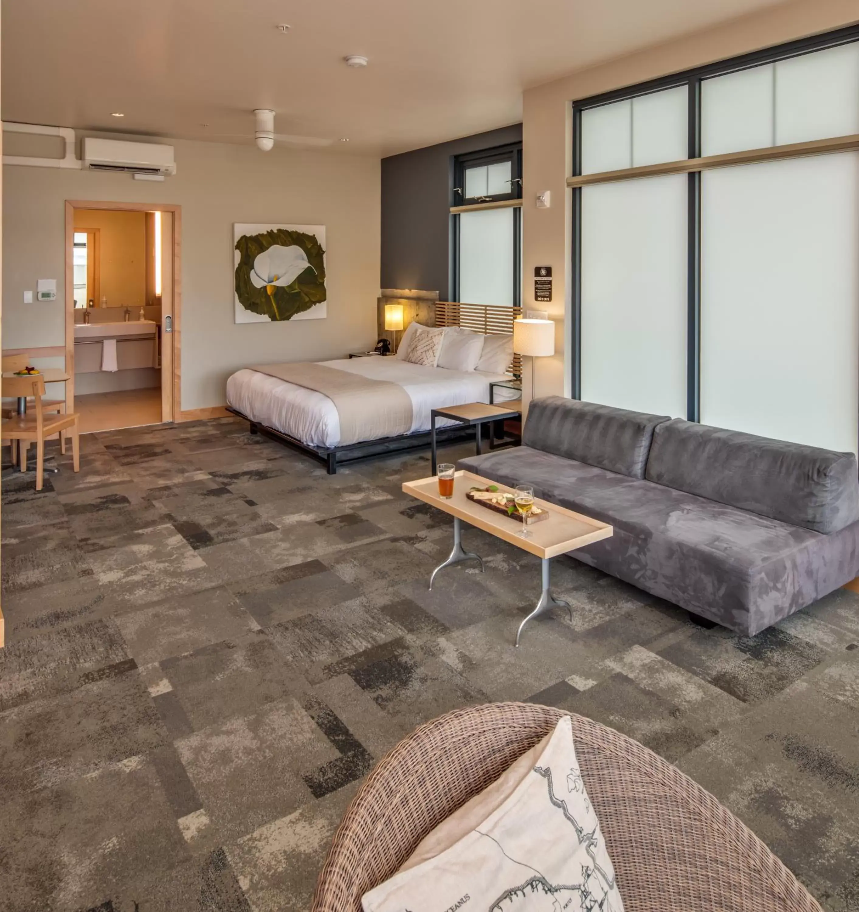 Deluxe King Room in Island Inn at 123 West Deluxe King Room in Island Inn at 123 West