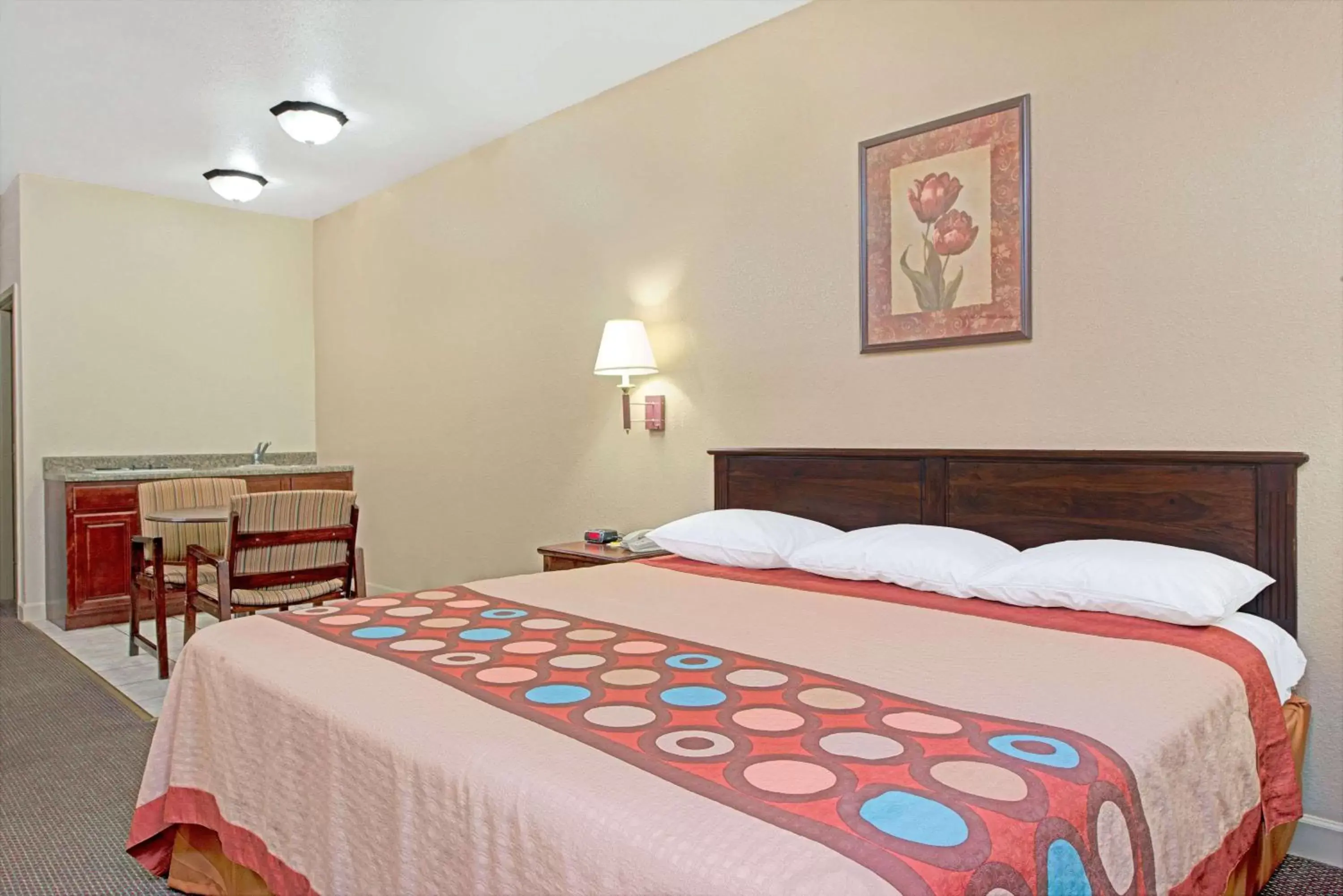 King Room with Kitchenette - Smoking in Super 8 by Wyndham St. Louis Airport King Room with Kitchenette - Smoking in Super 8 by Wyndham St. Louis Airport