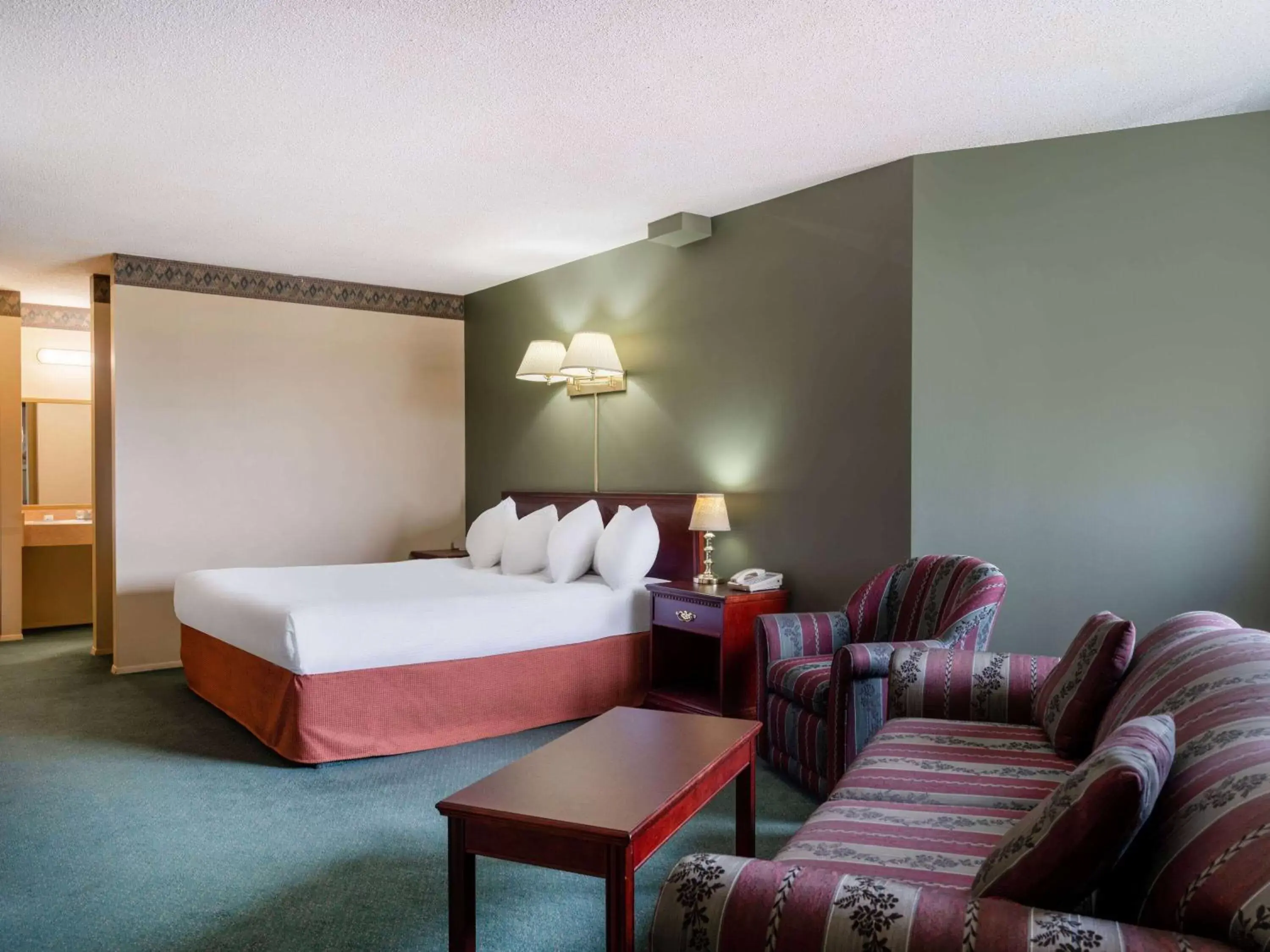 Queen Suite - Non-Smoking in Travelodge by Wyndham Lacombe Queen Suite - Non-Smoking in Travelodge by Wyndham Lacombe