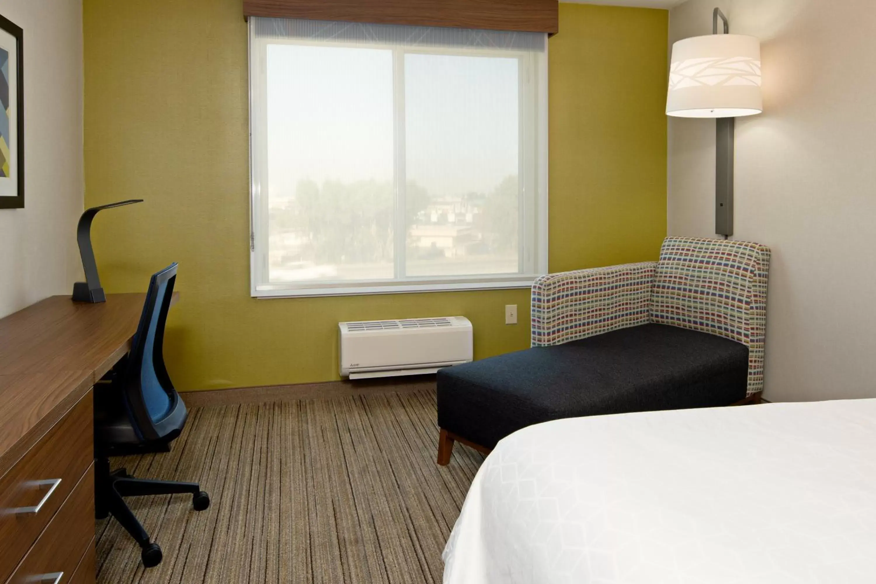 Standard King Room in Holiday Inn Express Fresno South by IHG Standard King Room in Holiday Inn Express Fresno South by IHG
