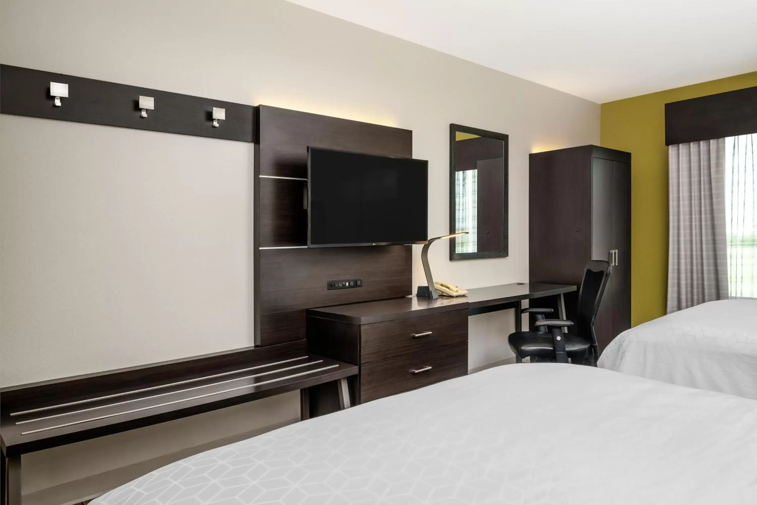 Standard Queen Room with Two Queen Beds and Mobility Accessible Tub in Holiday Inn Express & Suites Florence by IHG Standard Queen Room with Two Queen Beds and Mobility Accessible Tub in Holiday Inn Express & Suites Florence by IHG
