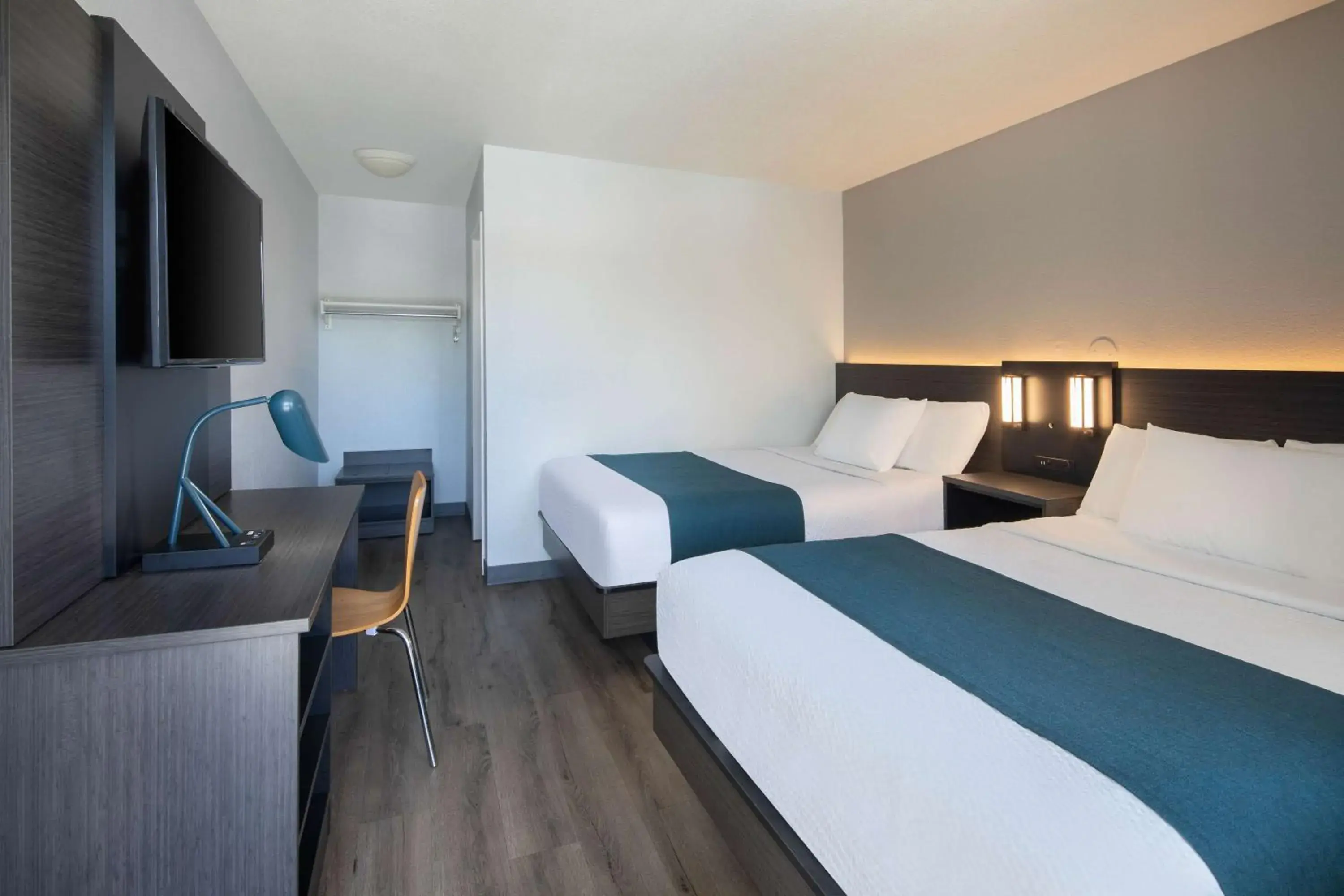 Deluxe Quadruple Room in Motel 6-Woodland, CA Sacramento Airport Deluxe Quadruple Room in Motel 6-Woodland, CA Sacramento Airport