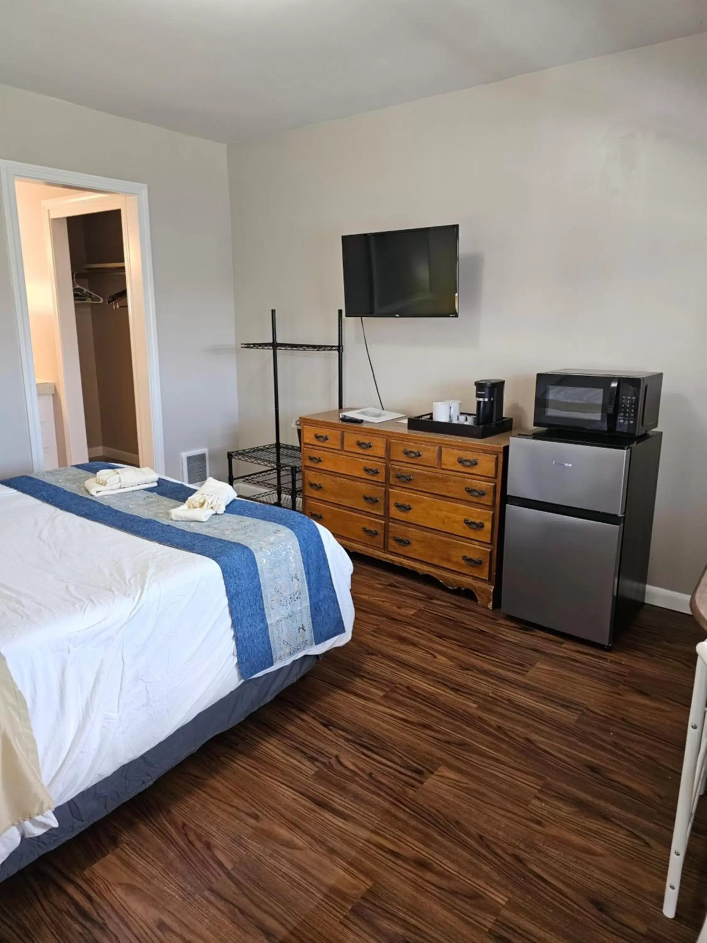 Deluxe King Room in Lake Shore Farm Inn Deluxe King Room in Lake Shore Farm Inn