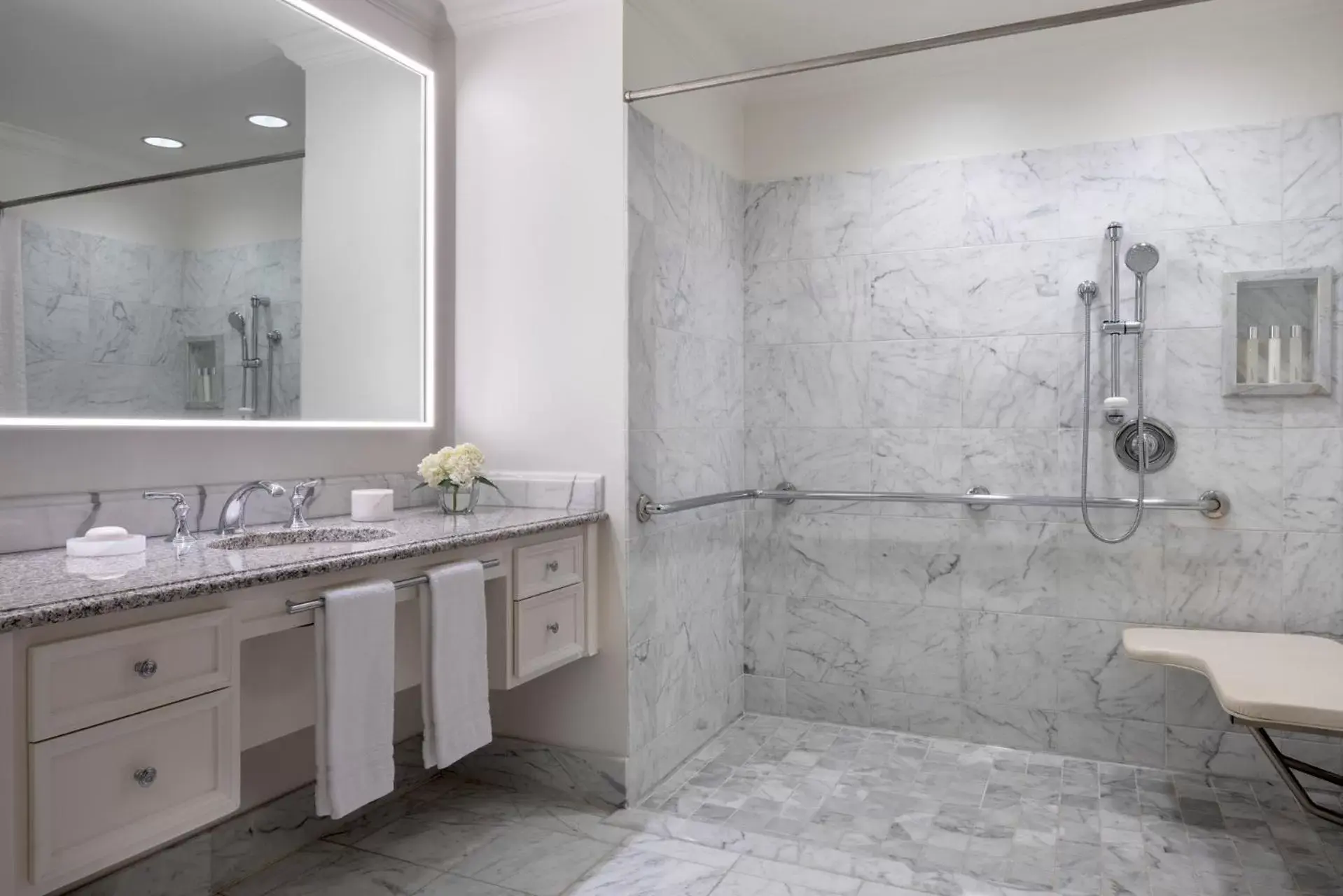 Superior King Room - Disability Access in Four Seasons Hotel Westlake Village Superior King Room - Disability Access in Four Seasons Hotel Westlake Village