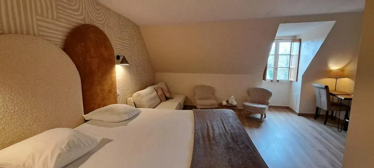 Superior Double or Twin Room in Logis Hostellerie des Clos et restaurant Bistrot des grands crus Superior Double or Twin Room in Logis Hostellerie des Clos et restaurant Bistrot des grands crus