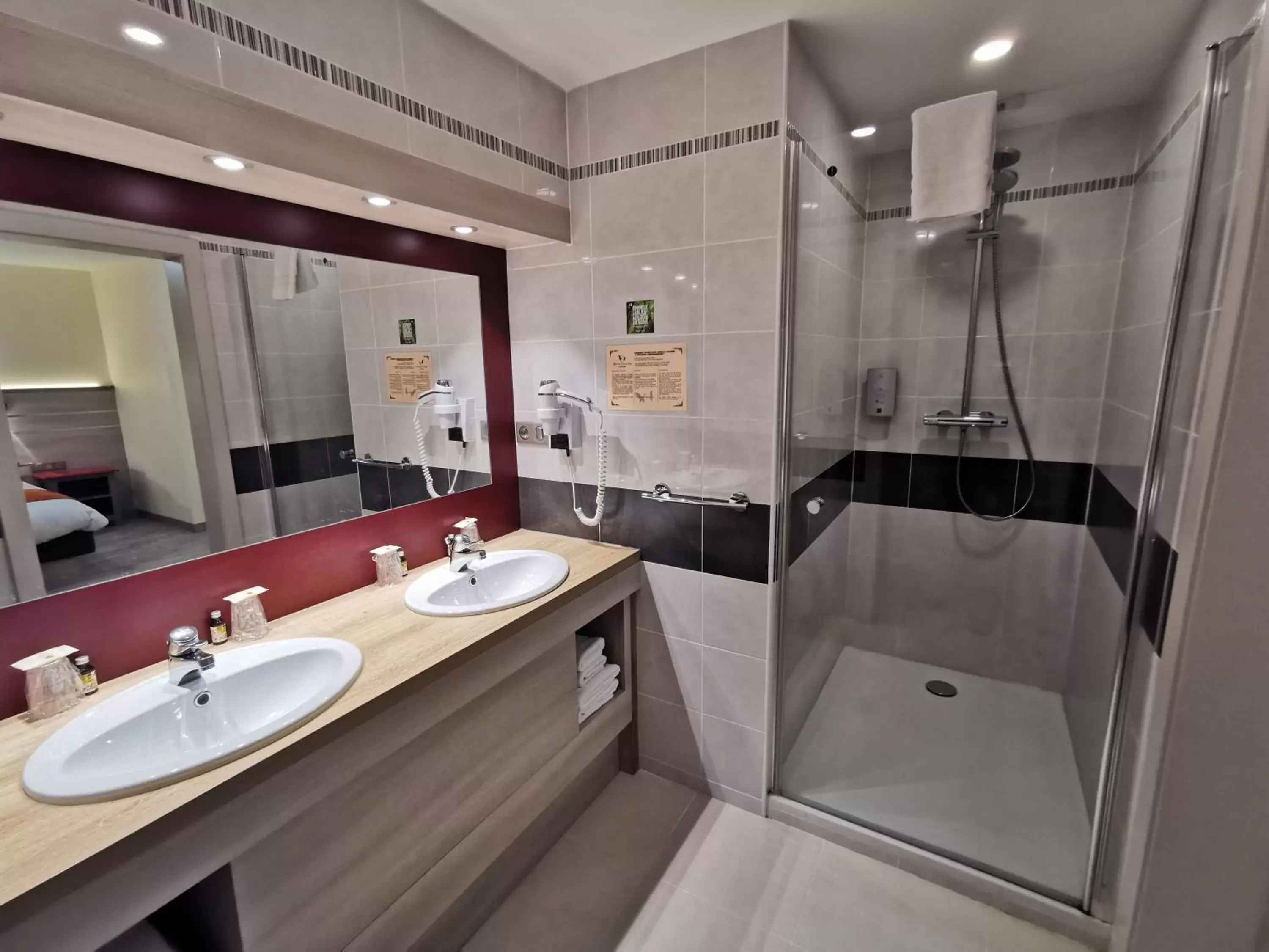 Quadruple Room in Hotel Restaurant Au Parc des Cigognes Quadruple Room in Hotel Restaurant Au Parc des Cigognes