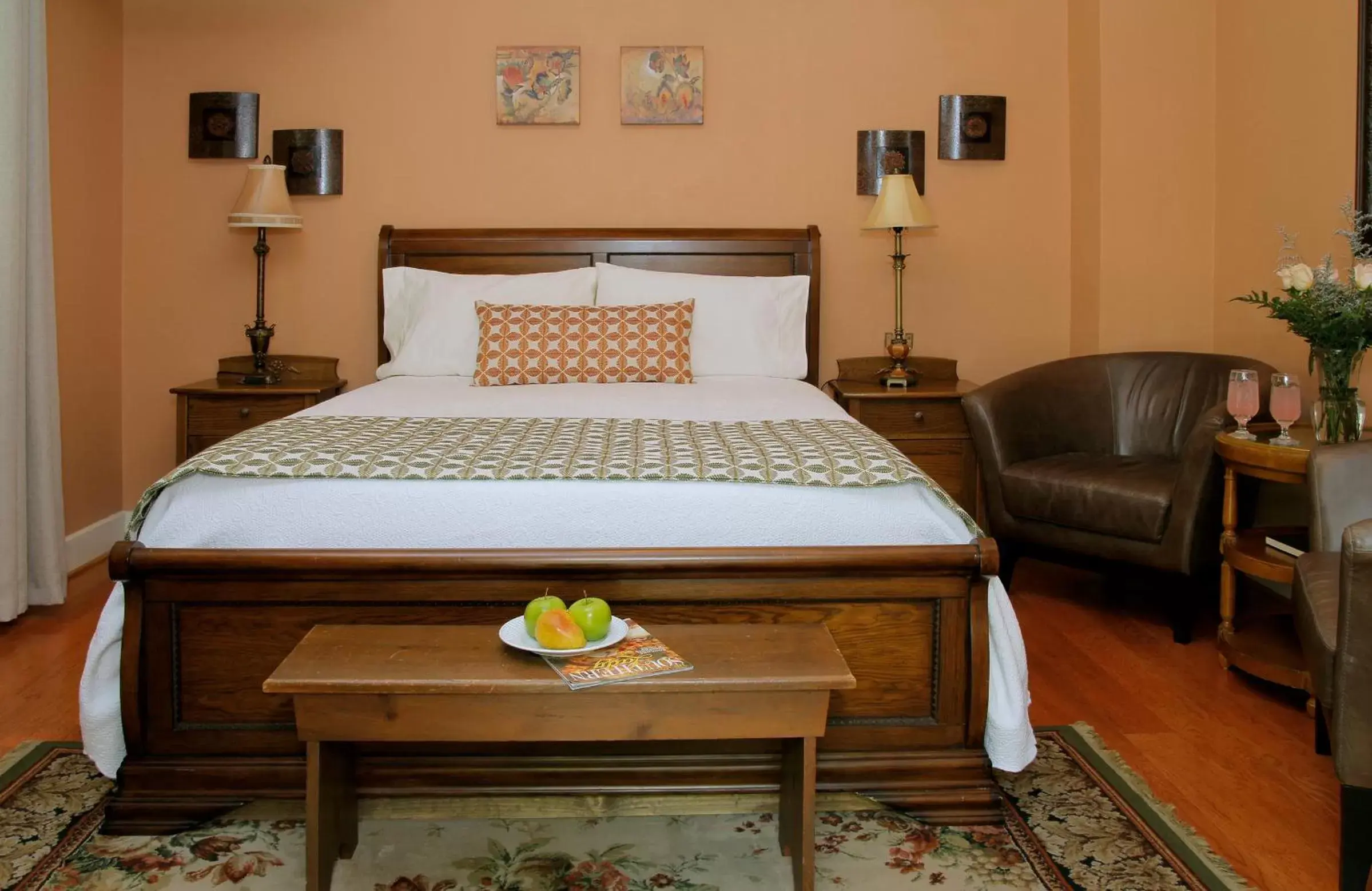 Queen Room in Heartstone Inn Queen Room in Heartstone Inn