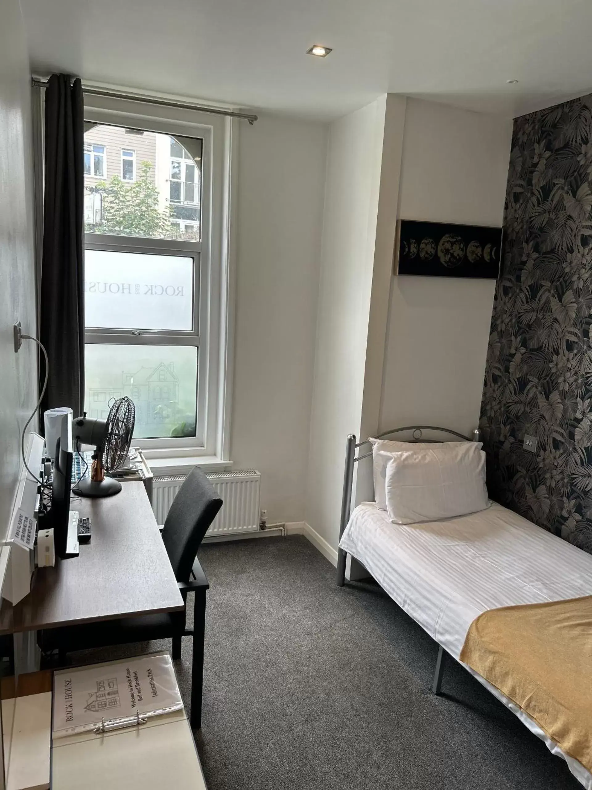 Single Room with Private Bathroom - single occupancy in Rock House Bed and Breakfast Single Room with Private Bathroom - single occupancy in Rock House Bed and Breakfast