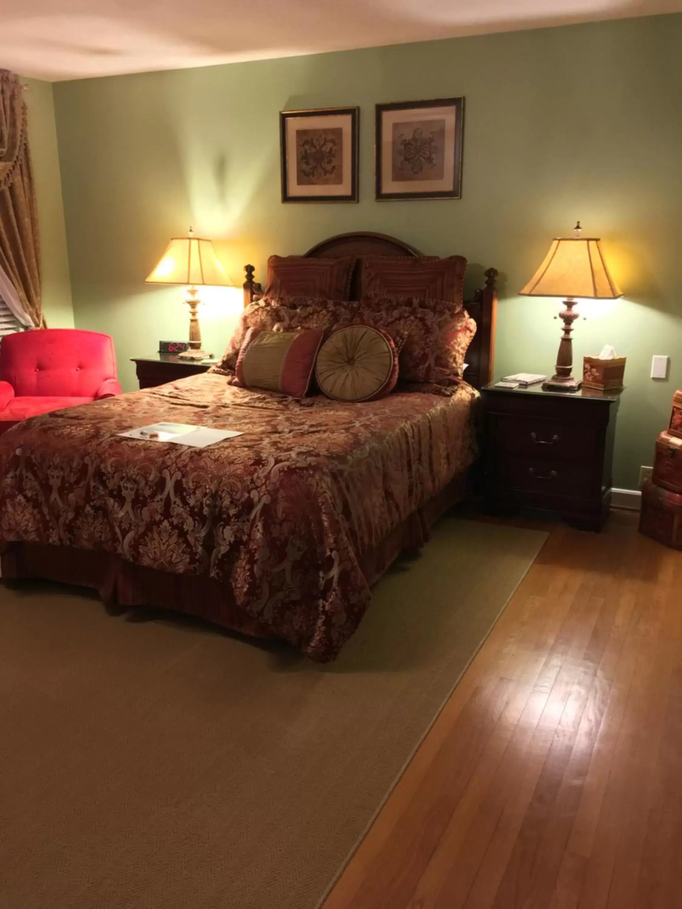 Deluxe Queen Suite in Brookside Mountain Mist Inn Deluxe Queen Suite in Brookside Mountain Mist Inn