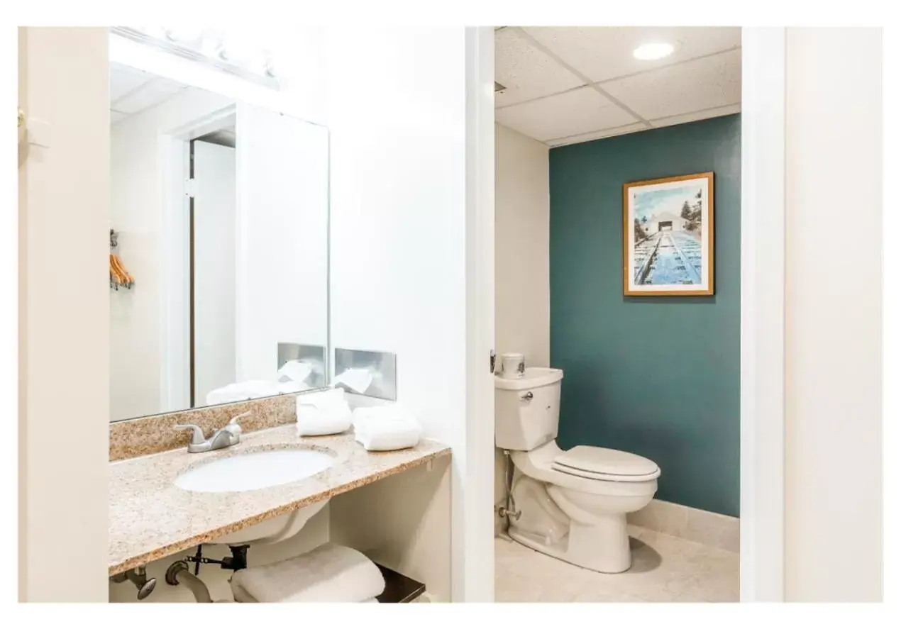 Standard King Room in Altoona Grand Hotel Standard King Room in Altoona Grand Hotel