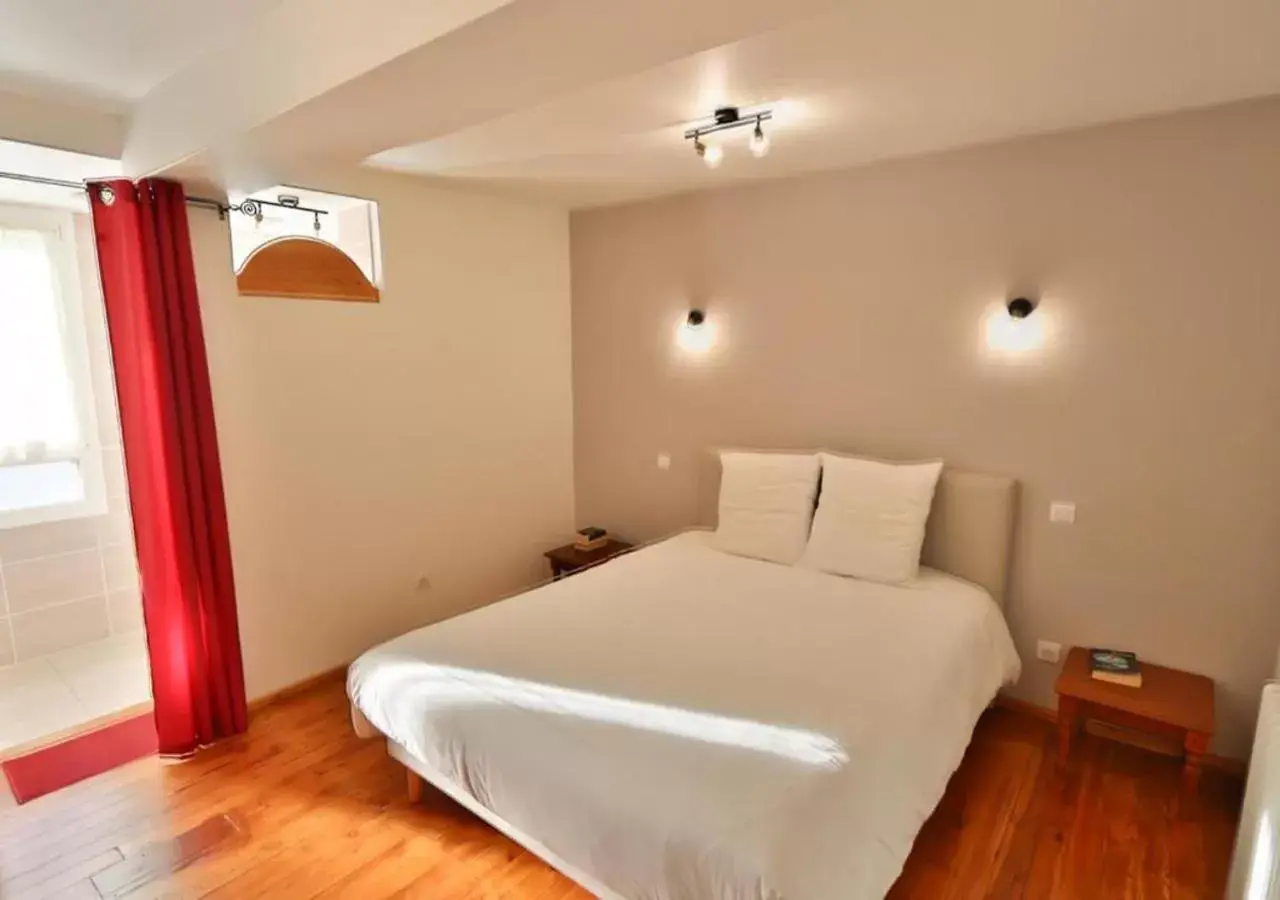 Large Double Room in Le Relais Basque Large Double Room in Le Relais Basque