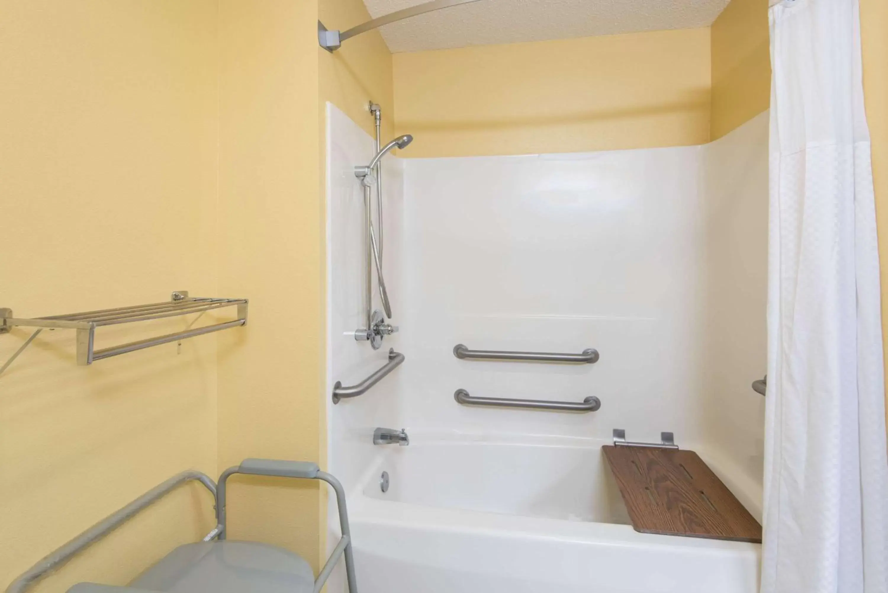 Queen Room - Mobility Access/Smoking in Super 8 by Wyndham Medina Queen Room - Mobility Access/Smoking in Super 8 by Wyndham Medina