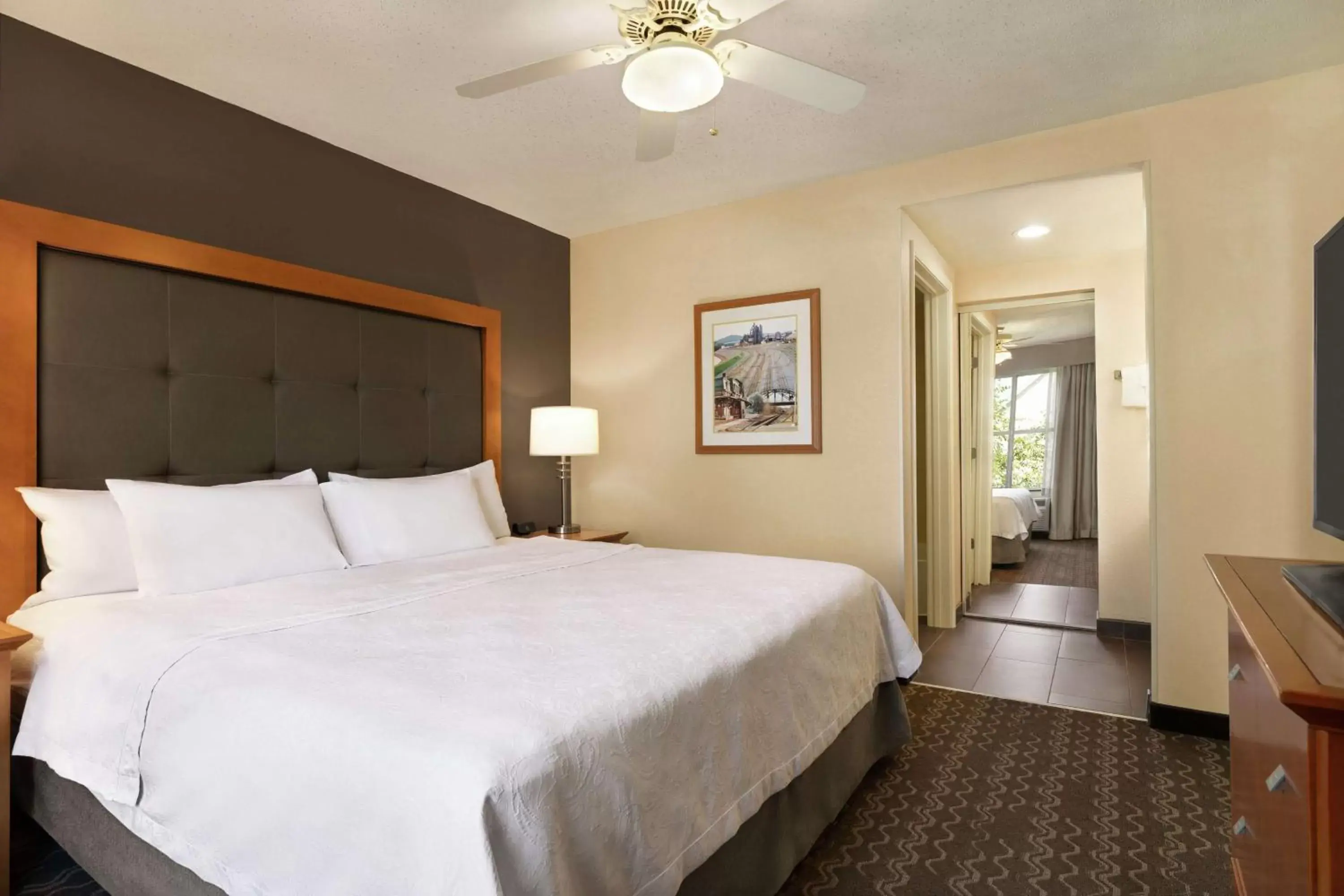 Premium One-Bedroom King Suite with Kitchen - Non-Smoking in Homewood Suites by Hilton Allentown-Bethlehem Airport Premium One-Bedroom King Suite with Kitchen - Non-Smoking in Homewood Suites by Hilton Allentown-Bethlehem Airport