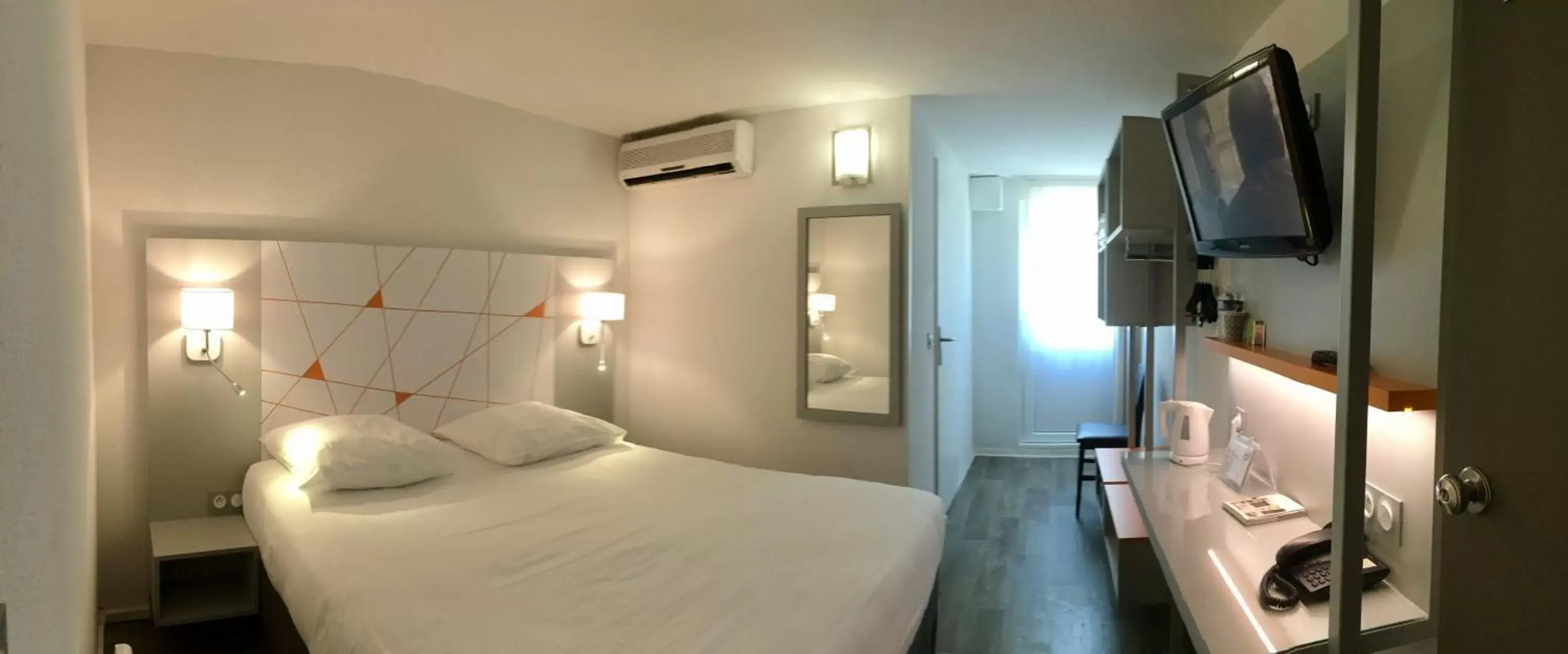 Comfort Double Room in Hotel du Parc Euromédecine by AKENA Comfort Double Room in Hotel du Parc Euromédecine by AKENA