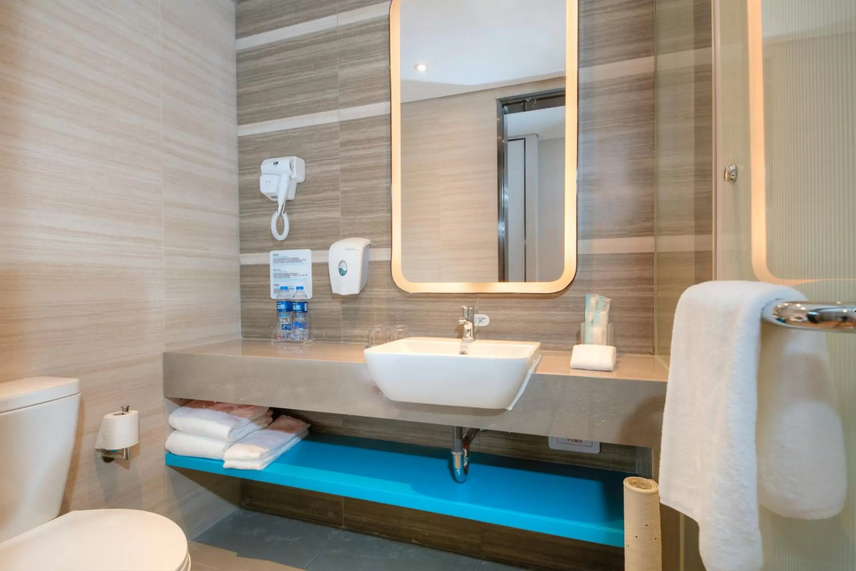 Standard King Room with Extra Floor Space in Holiday Inn Express Hangzhou East Station by IHG Standard King Room with Extra Floor Space in Holiday Inn Express Hangzhou East Station by IHG