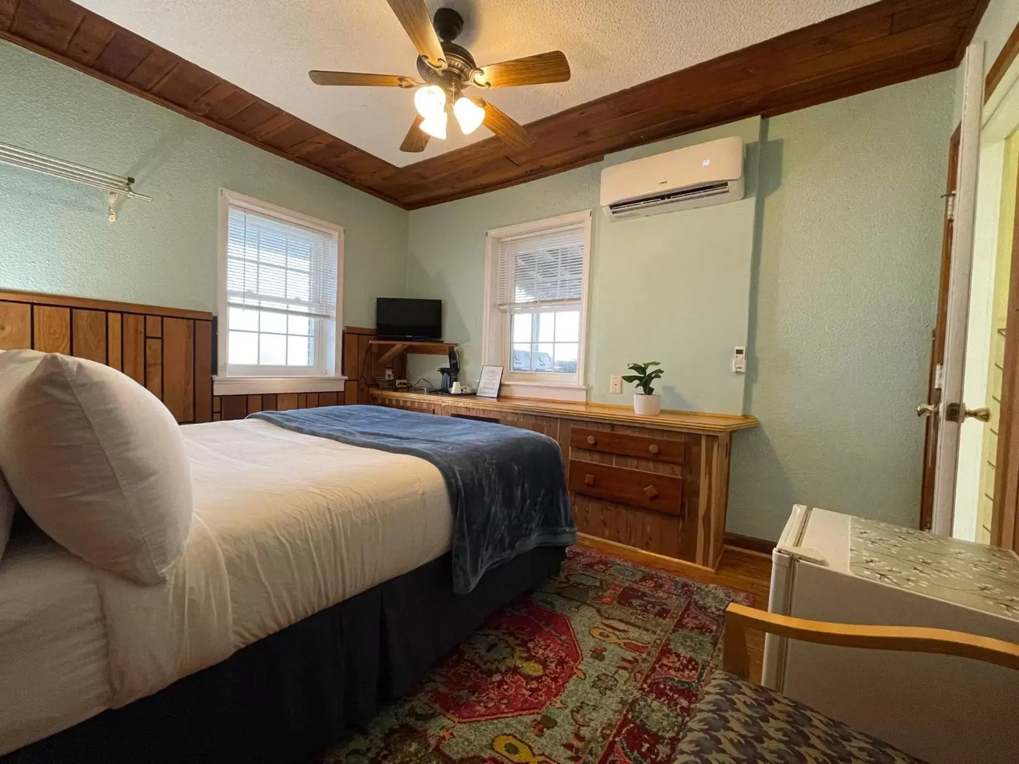 Room 202 in Skyline Village Inn Room 202 in Skyline Village Inn