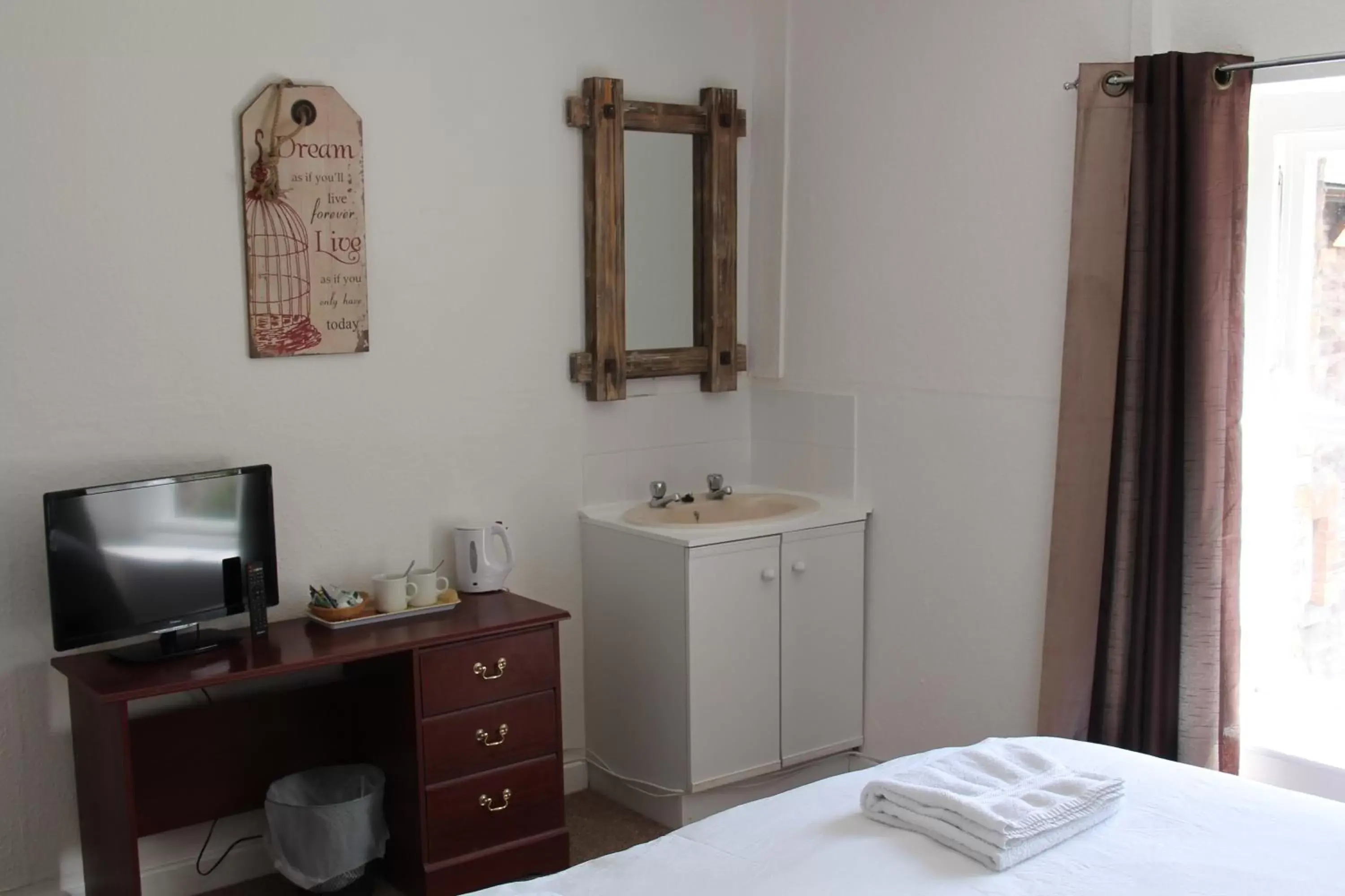 Double or Twin Room with Shared Bathroom in Markets Tavern Hotel Double or Twin Room with Shared Bathroom in Markets Tavern Hotel