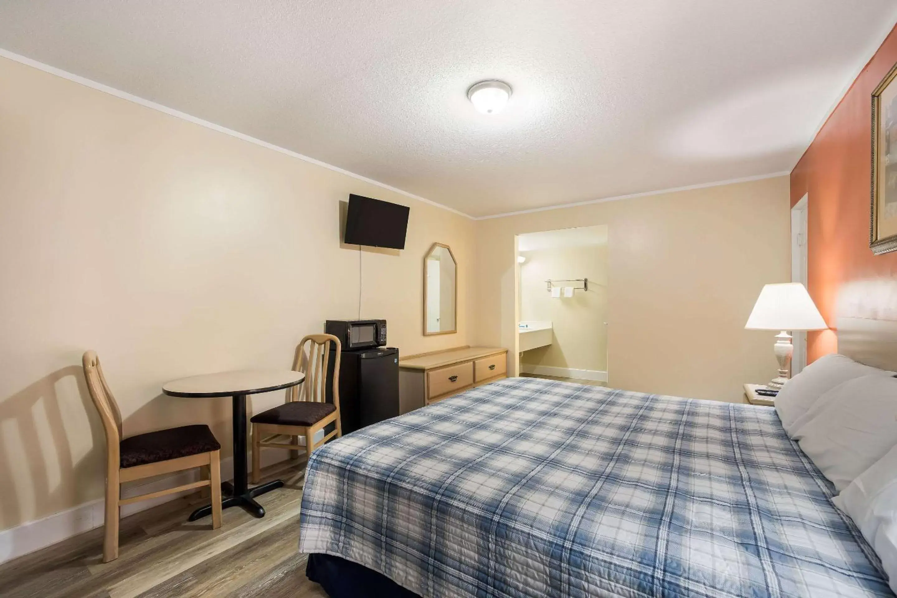 King Room - Non Smoking in Rodeway Inn King Room - Non Smoking in Rodeway Inn