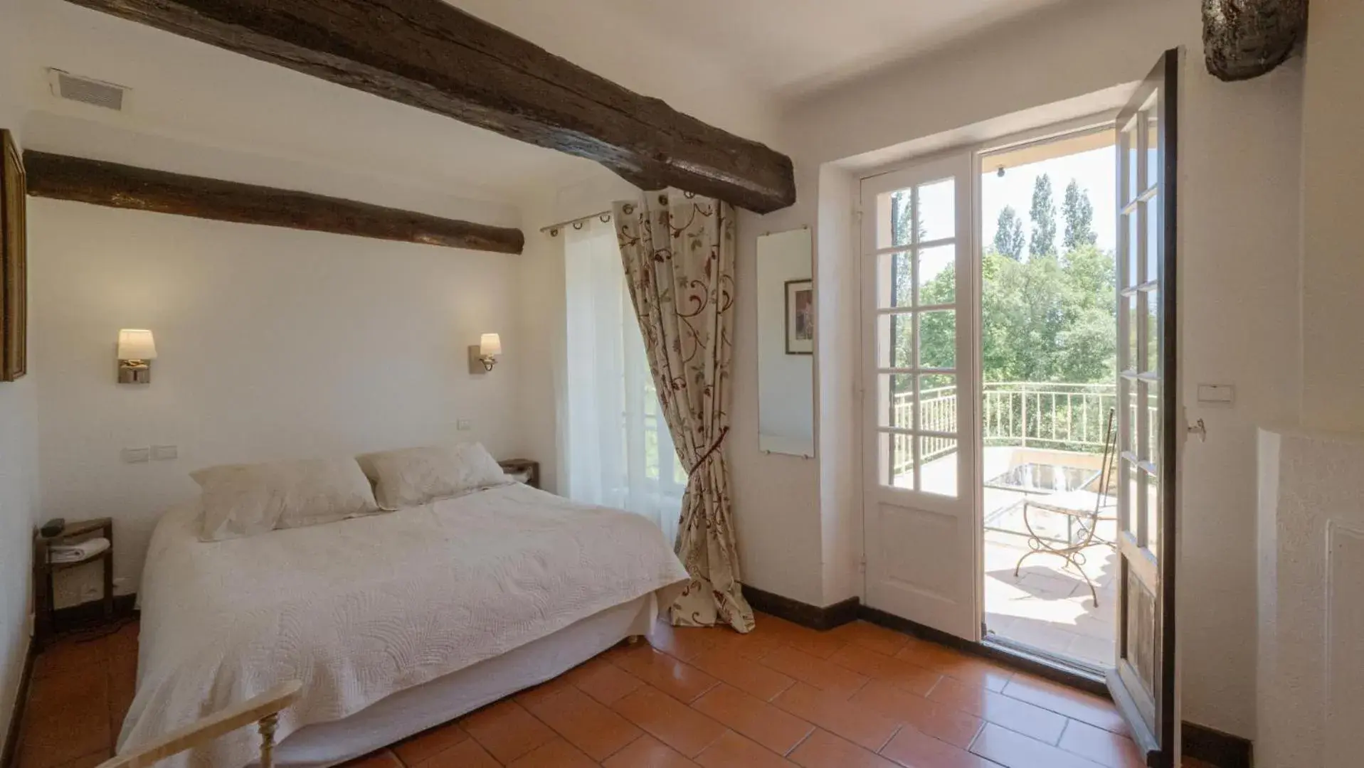 Comfort Double Room with Terrace in Hotel-Restaurant Le Moulin De La Camandoule Comfort Double Room with Terrace in Hotel-Restaurant Le Moulin De La Camandoule