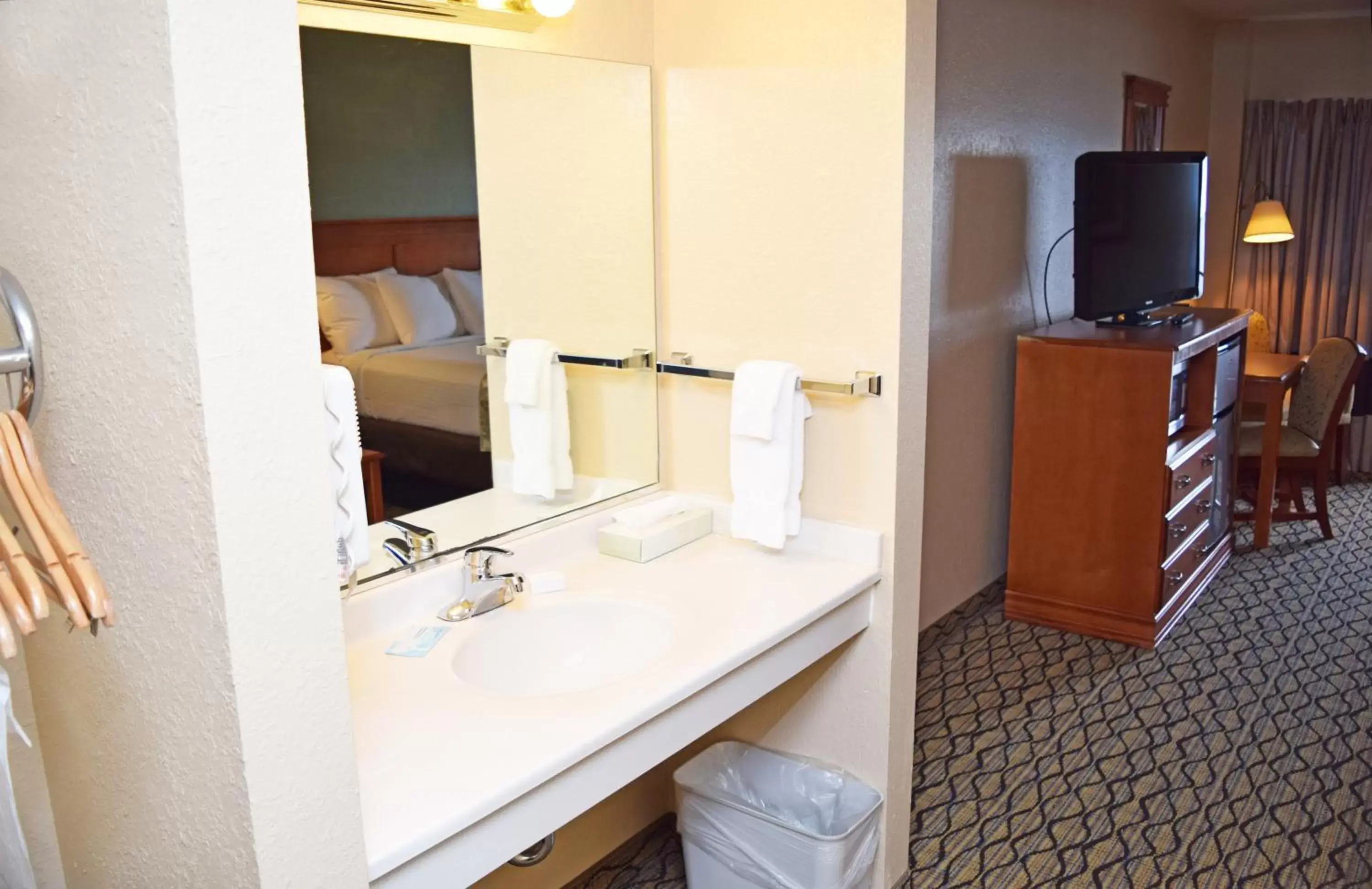 King Bed Handicapped Bath Beach Walkout in Beachfront Hotel Houghton Lake King Bed Handicapped Bath Beach Walkout in Beachfront Hotel Houghton Lake