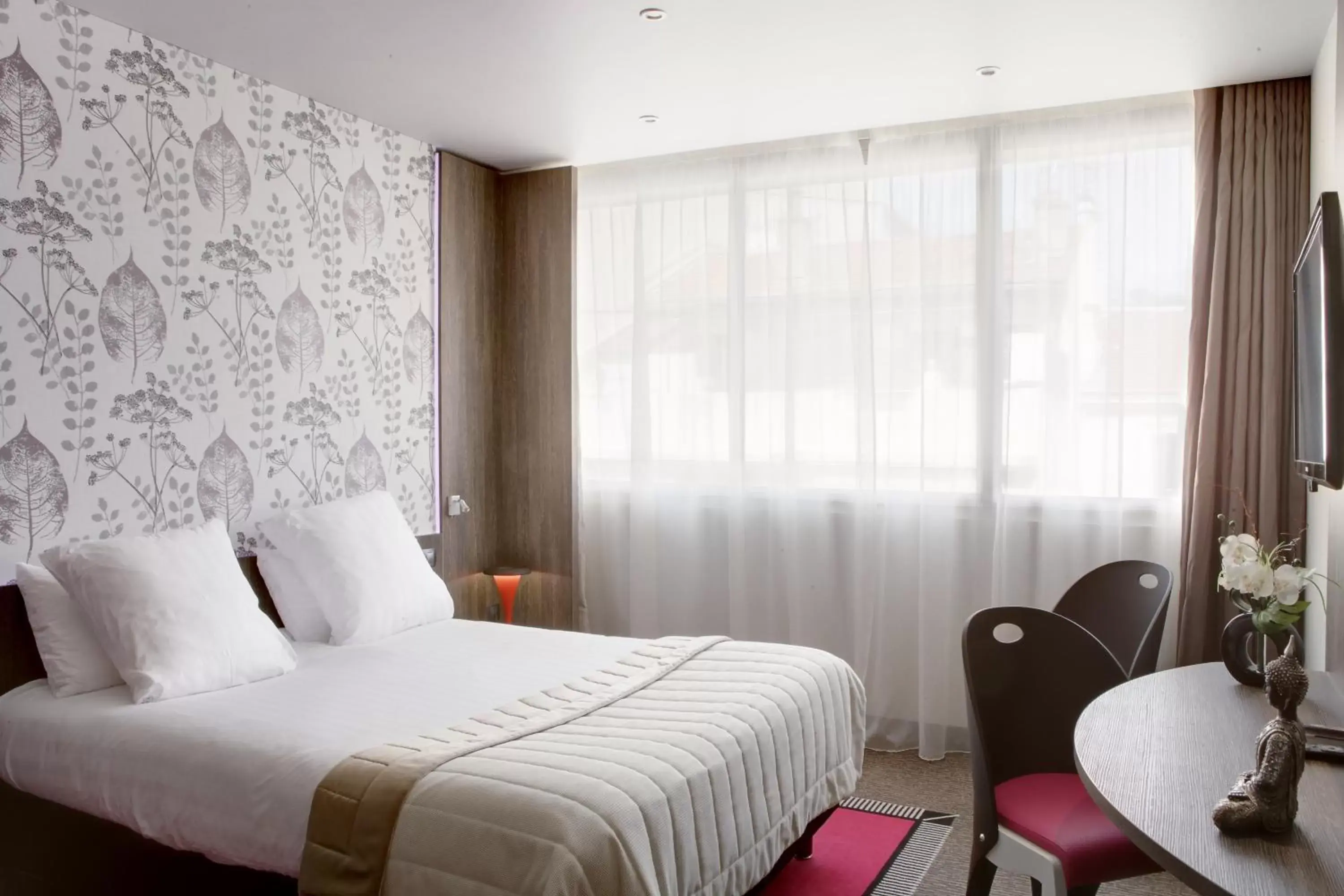 Superior Double Room with City View in Best Western Premier Le Patio des Artistes Wellness Jacuzzi Superior Double Room with City View in Best Western Premier Le Patio des Artistes Wellness Jacuzzi