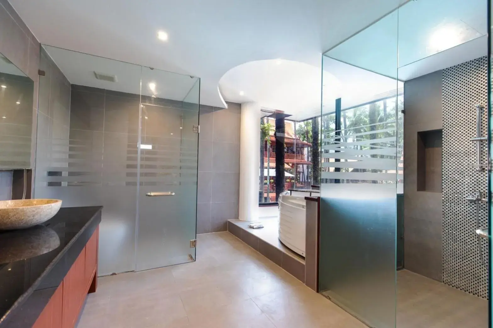 Grand Royal Suite Pool View with Jacuzzi in Royal Phawadee Village Patong - 2 Minutes walk to the beach Grand Royal Suite Pool View with Jacuzzi in Royal Phawadee Village Patong - 2 Minutes walk to the beach