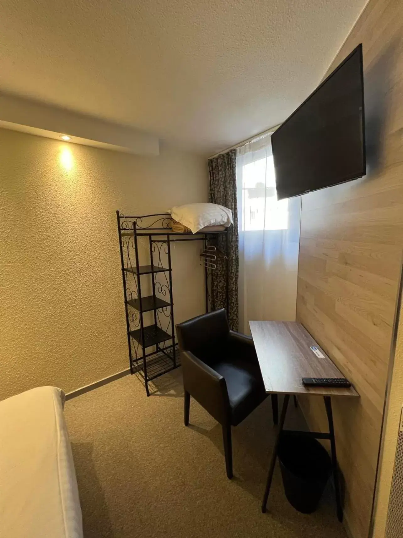 Budget Single Room - single occupancy in Au Bec Fin Hôtel Budget Single Room - single occupancy in Au Bec Fin Hôtel