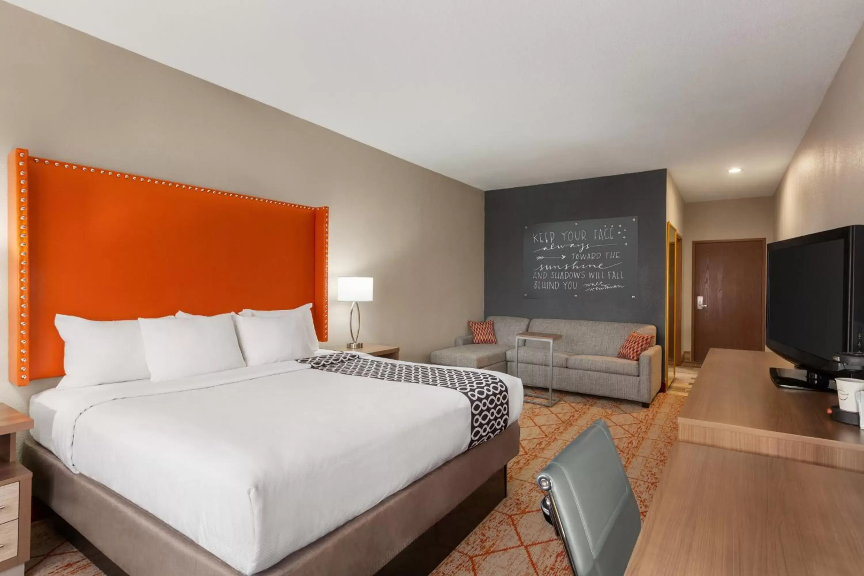 Executive King Room with Sofa Bed in La Quinta by Wyndham Lackawanna Executive King Room with Sofa Bed in La Quinta by Wyndham Lackawanna