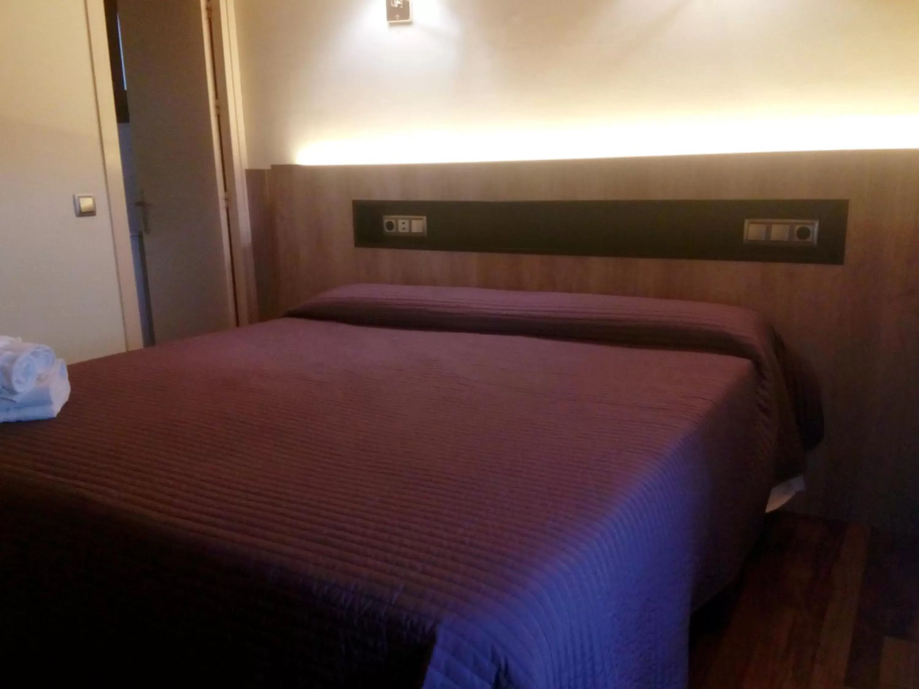 Double or Twin Room with Balcony in CAN MENCIÓ - Plaça Major Double or Twin Room with Balcony in CAN MENCIÓ - Plaça Major