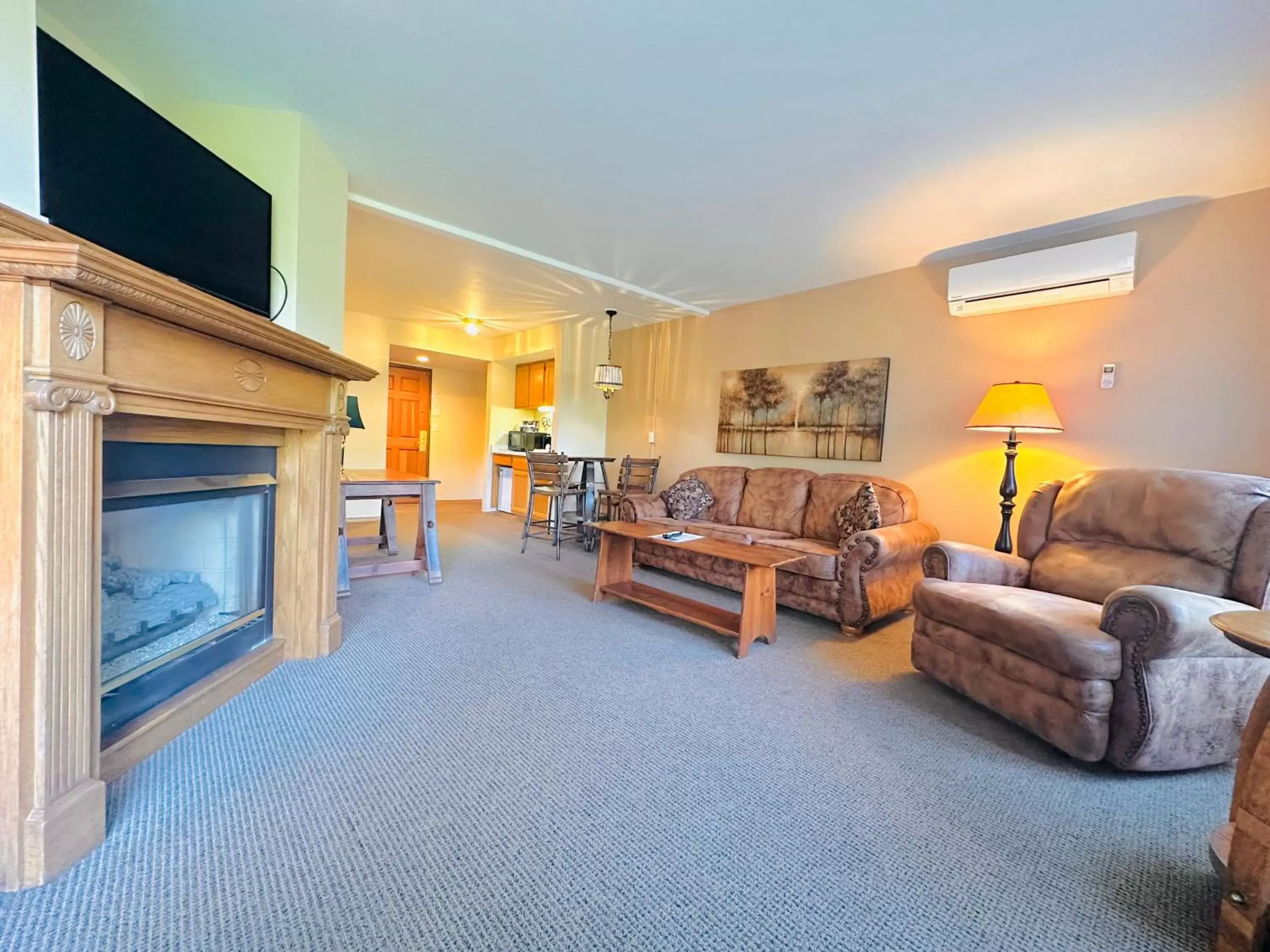 No Pet -- Admiral King Suite in The Lodge at Leathem Smith No Pet -- Admiral King Suite in The Lodge at Leathem Smith