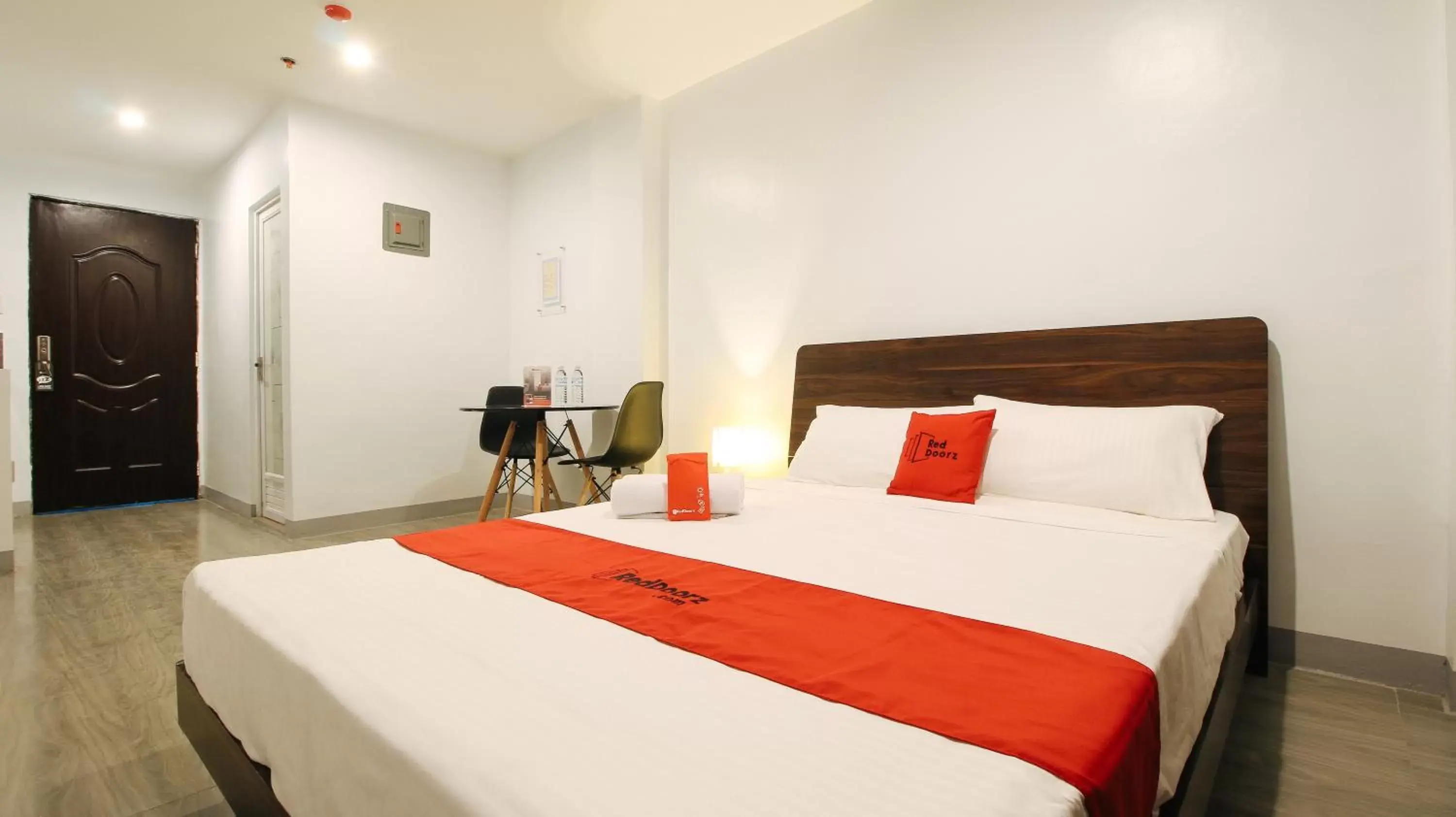 Deluxe Room in RedDoorz near Zobel Roxas St Deluxe Room in RedDoorz near Zobel Roxas St