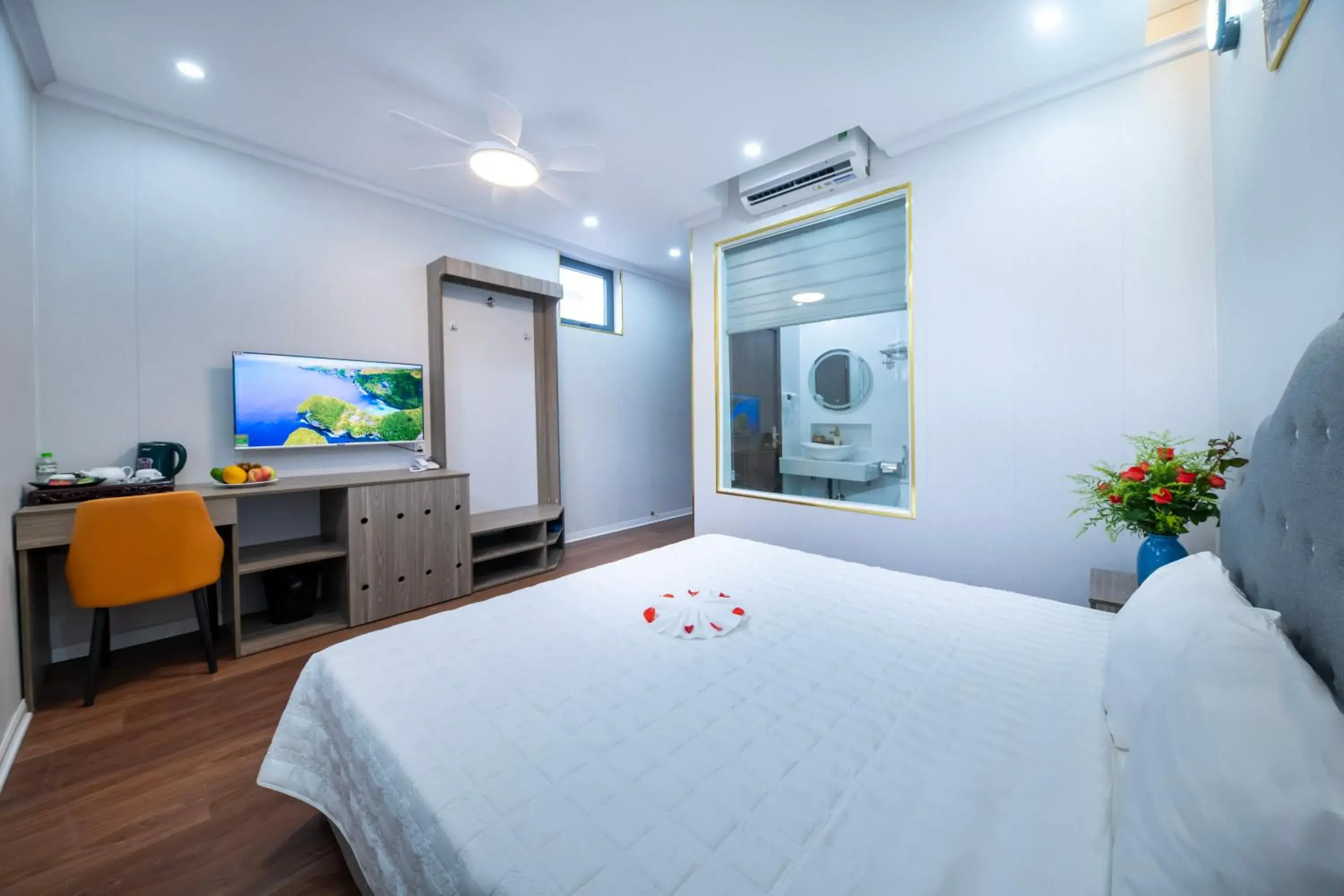 Deluxe Double Room in Hanoi City Guest House Deluxe Double Room in Hanoi City Guest House