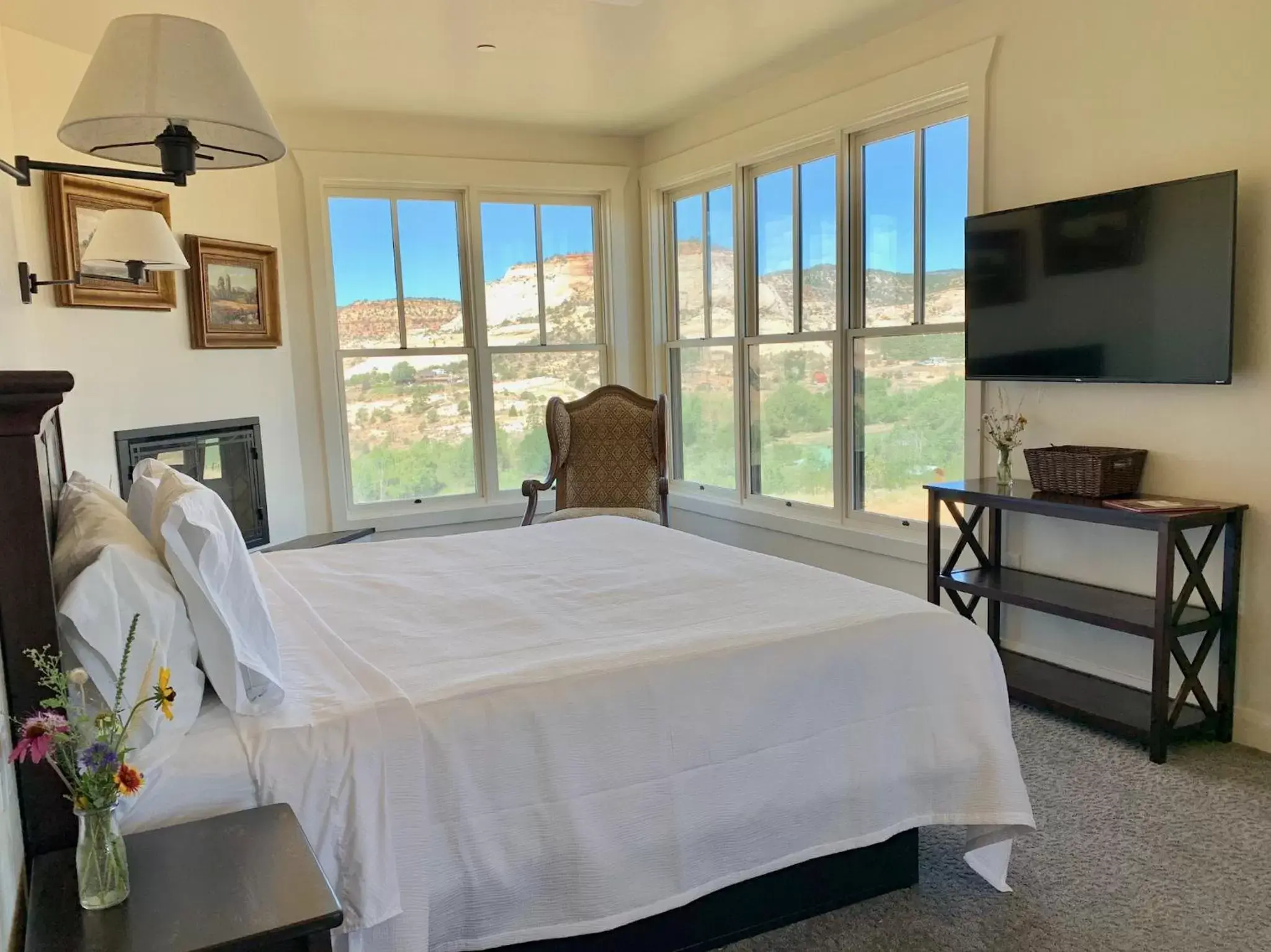 King Room with Mountain View in Annie's Place Bed & Breakfast King Room with Mountain View in Annie's Place Bed & Breakfast