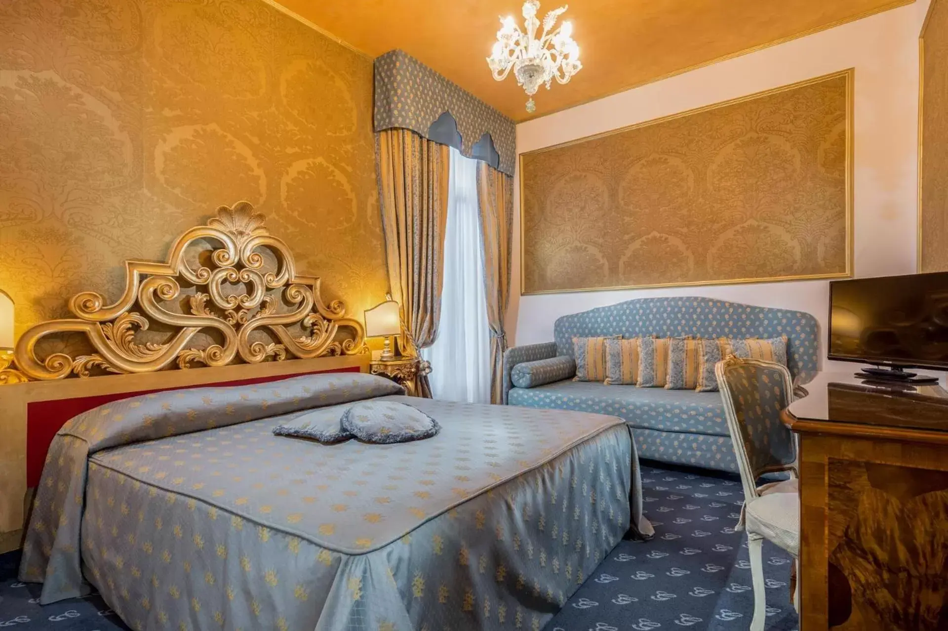 Superior Double Room with Extra Bed in Hotel Giorgione Superior Double Room with Extra Bed in Hotel Giorgione
