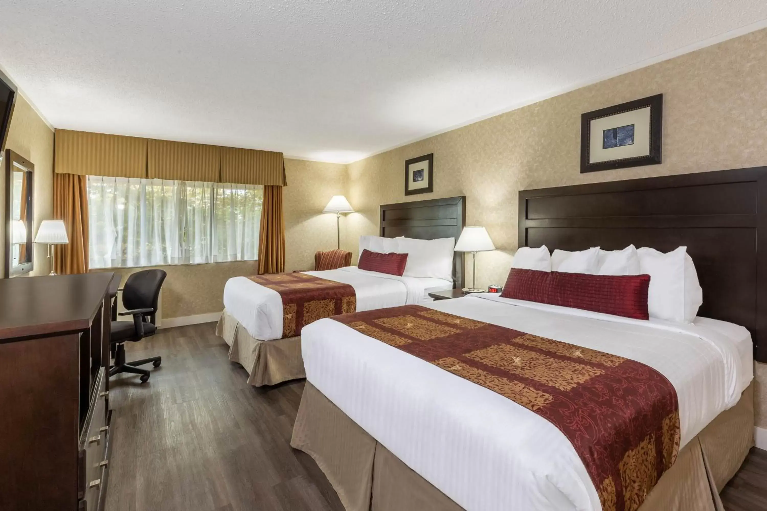 Queen Room with Two Queen Beds - Non-Smoking in Ramada by Wyndham Coquitlam Queen Room with Two Queen Beds - Non-Smoking in Ramada by Wyndham Coquitlam