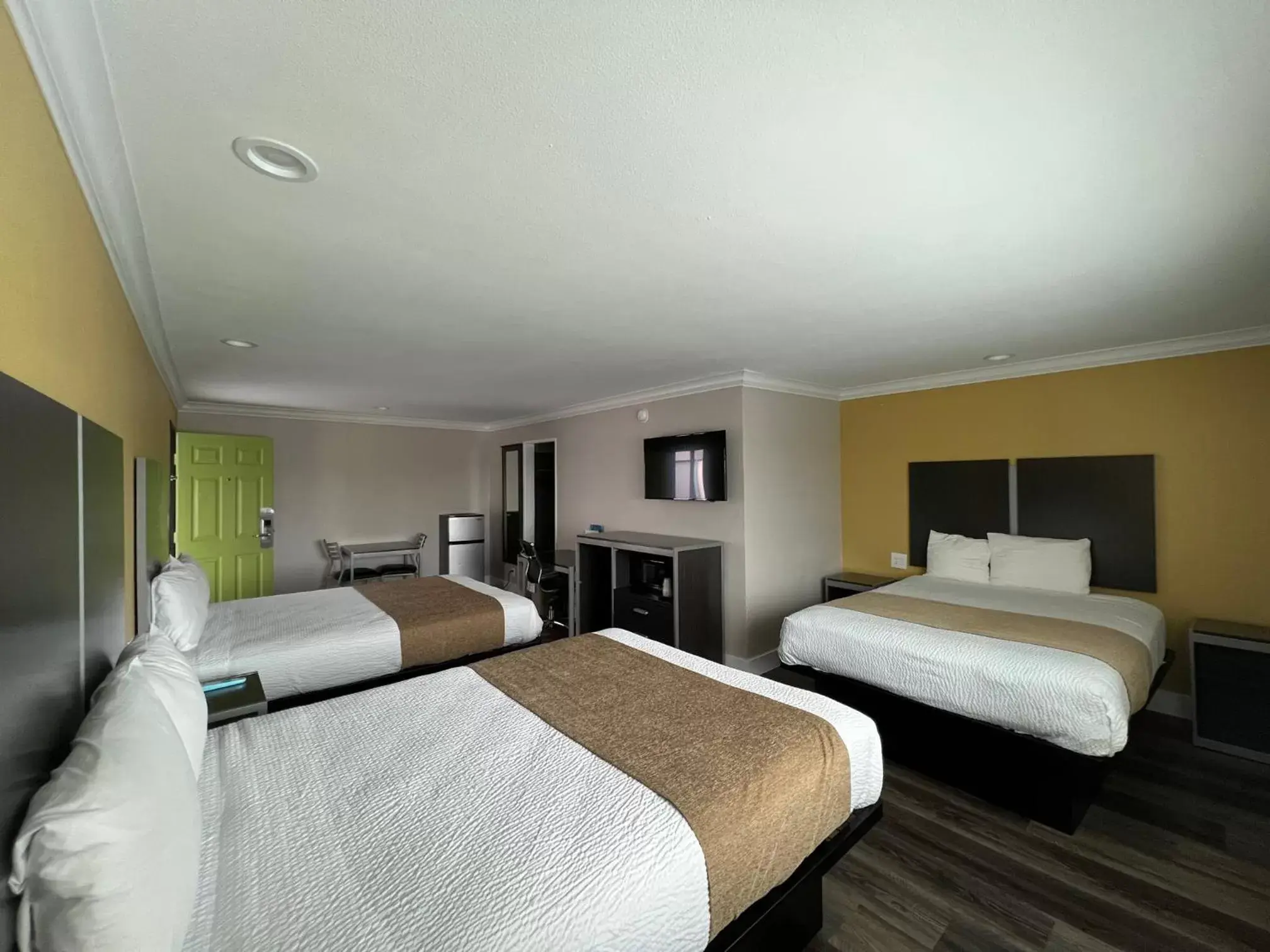 Family Room in Deluxe Inn Hawthorne/ LAX Family Room in Deluxe Inn Hawthorne/ LAX