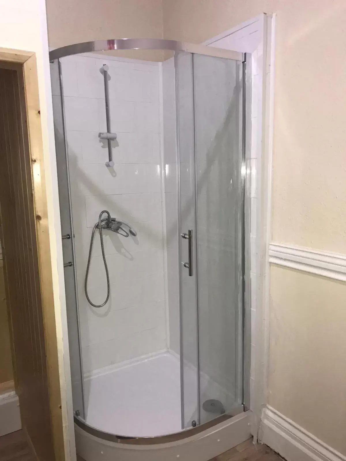 Single Room with Bathroom - single occupancy in Lennard House Single Room with Bathroom - single occupancy in Lennard House