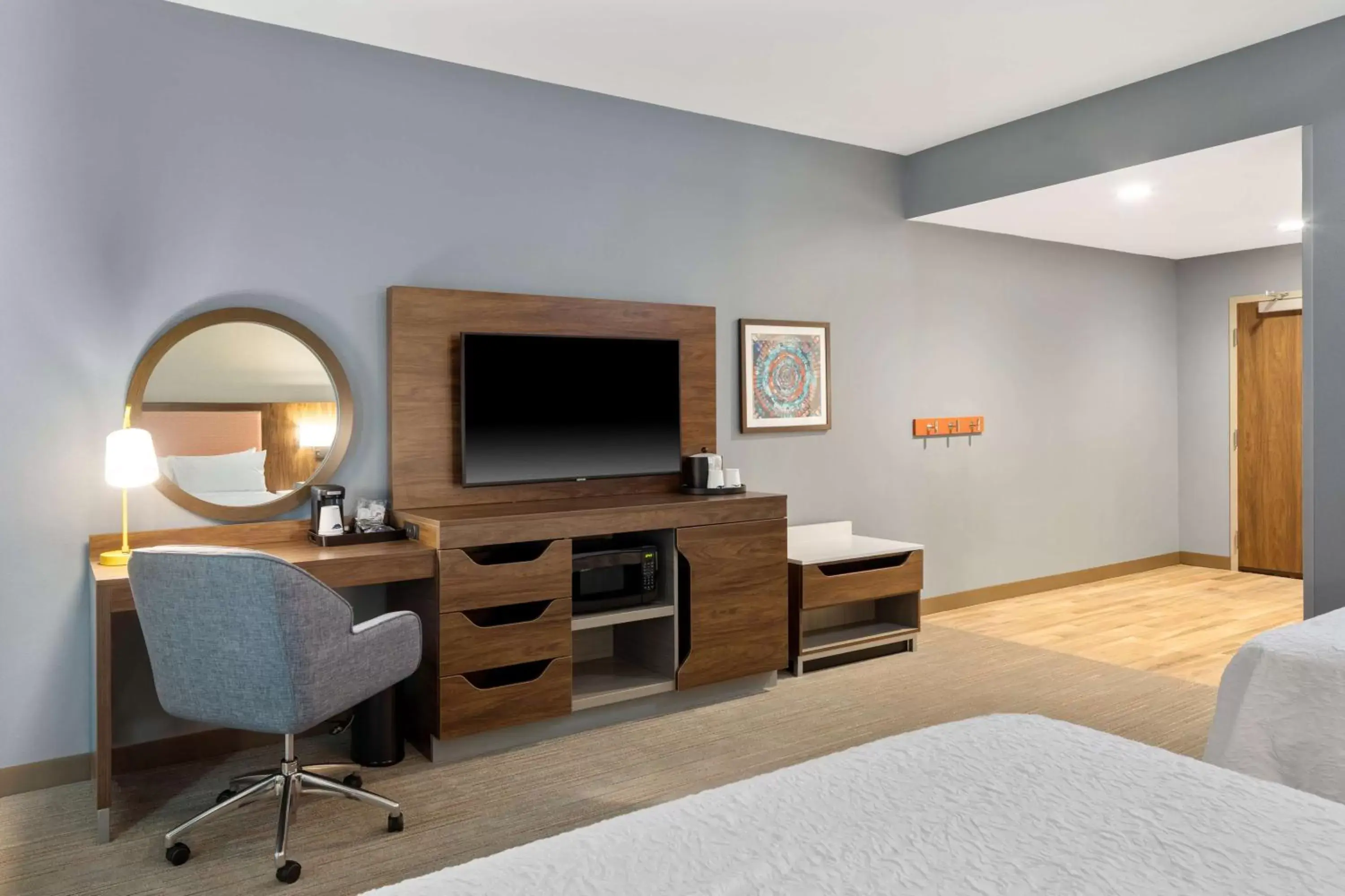 Queen Room with Bath Tub - Mobility Access/Non-Smoking in Hampton Inn Circleville, Oh Queen Room with Bath Tub - Mobility Access/Non-Smoking in Hampton Inn Circleville, Oh