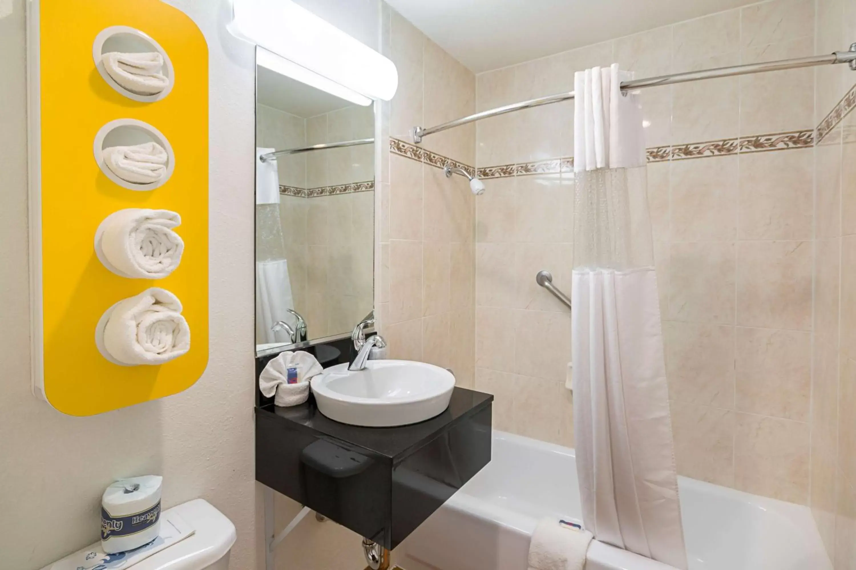 Quadruple Room - Non-Smoking in Motel 6-El Paso, TX - Airport - Fort Bliss Quadruple Room - Non-Smoking in Motel 6-El Paso, TX - Airport - Fort Bliss