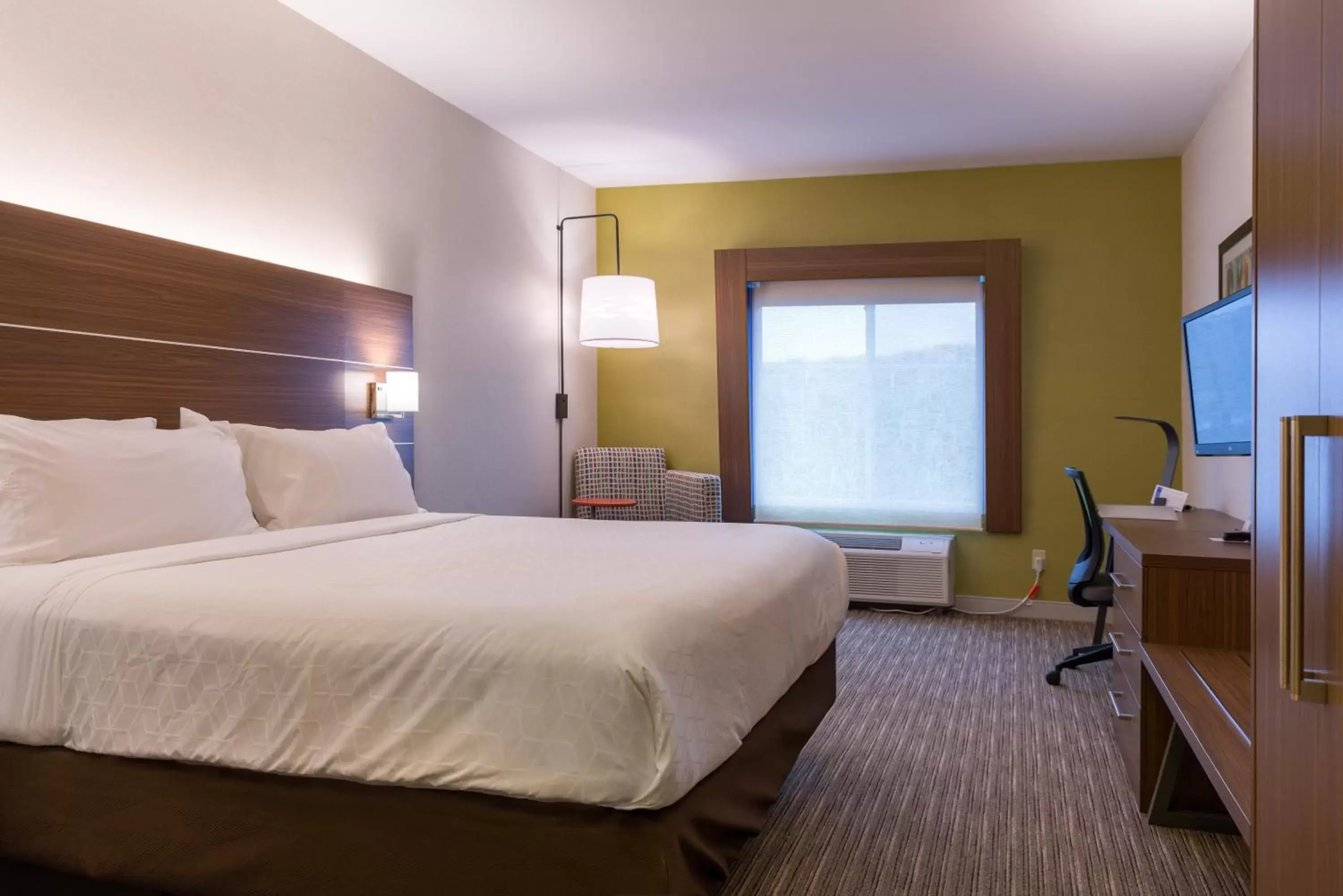 Standard King Room in Holiday Inn Express Branford-New Haven by IHG Standard King Room in Holiday Inn Express Branford-New Haven by IHG