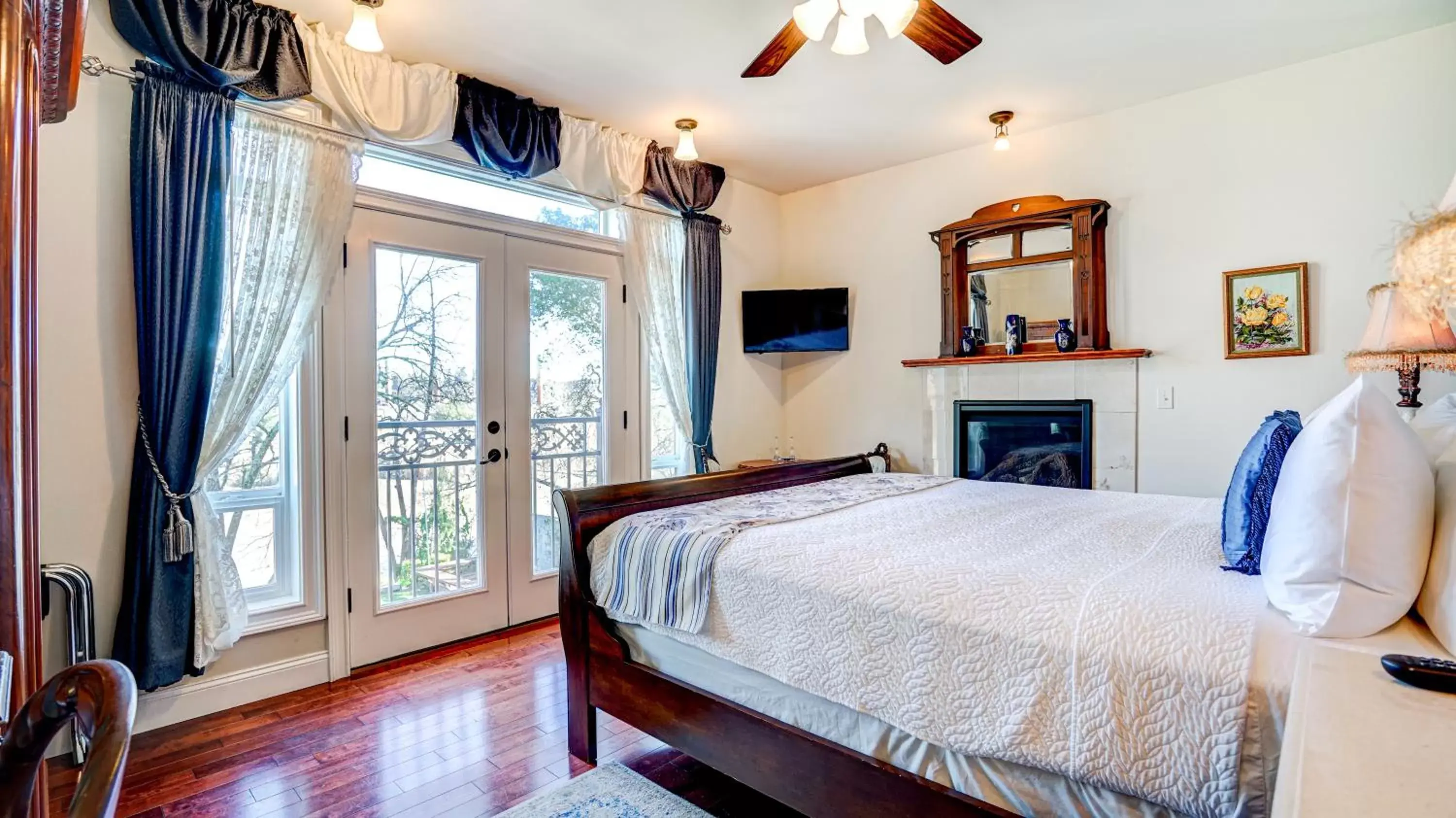 King Suite with Balcony in The River Belle Inn King Suite with Balcony in The River Belle Inn