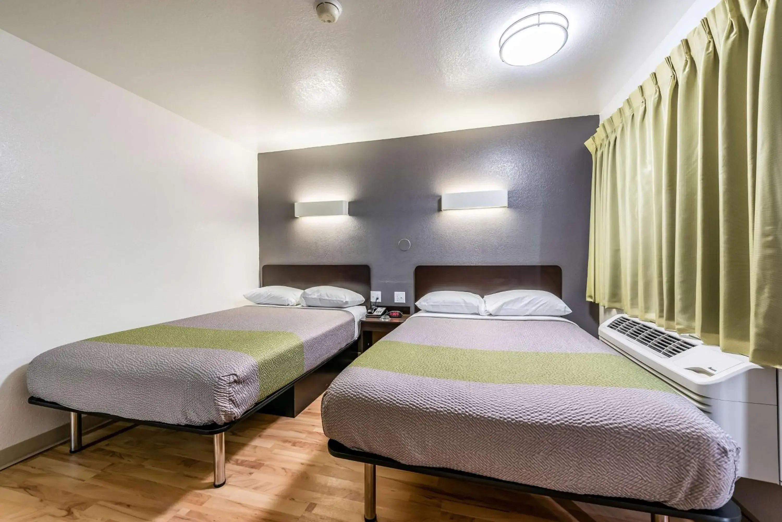 Deluxe Quadruple Room - Smoking in Studio 6-Monroe, LA - Hwy 165 Deluxe Quadruple Room - Smoking in Studio 6-Monroe, LA - Hwy 165