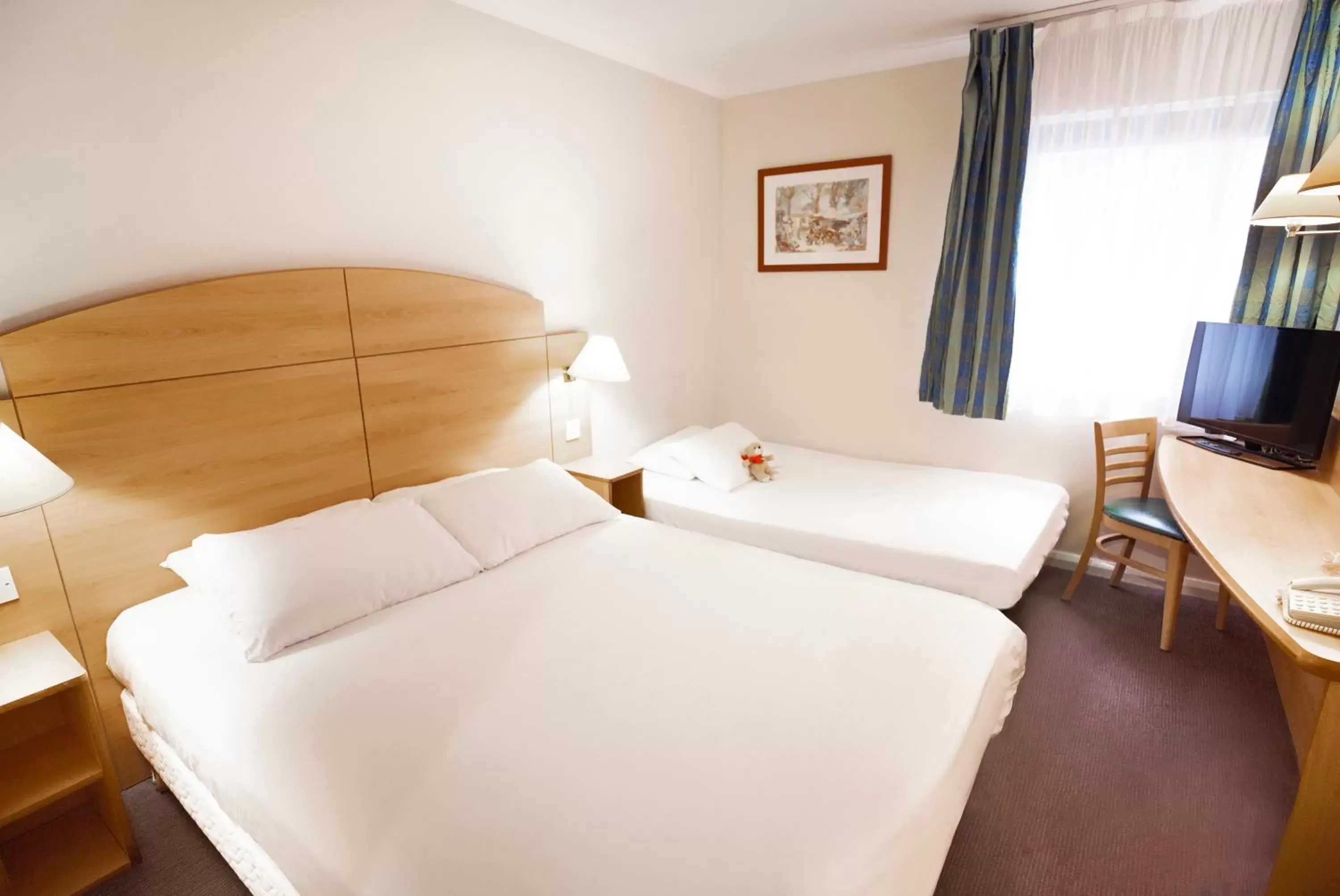 Triple Room (1 Double Bed + 1 Single Bed) in Campanile Hotel Glasgow SECC Hydro Triple Room (1 Double Bed + 1 Single Bed) in Campanile Hotel Glasgow SECC Hydro